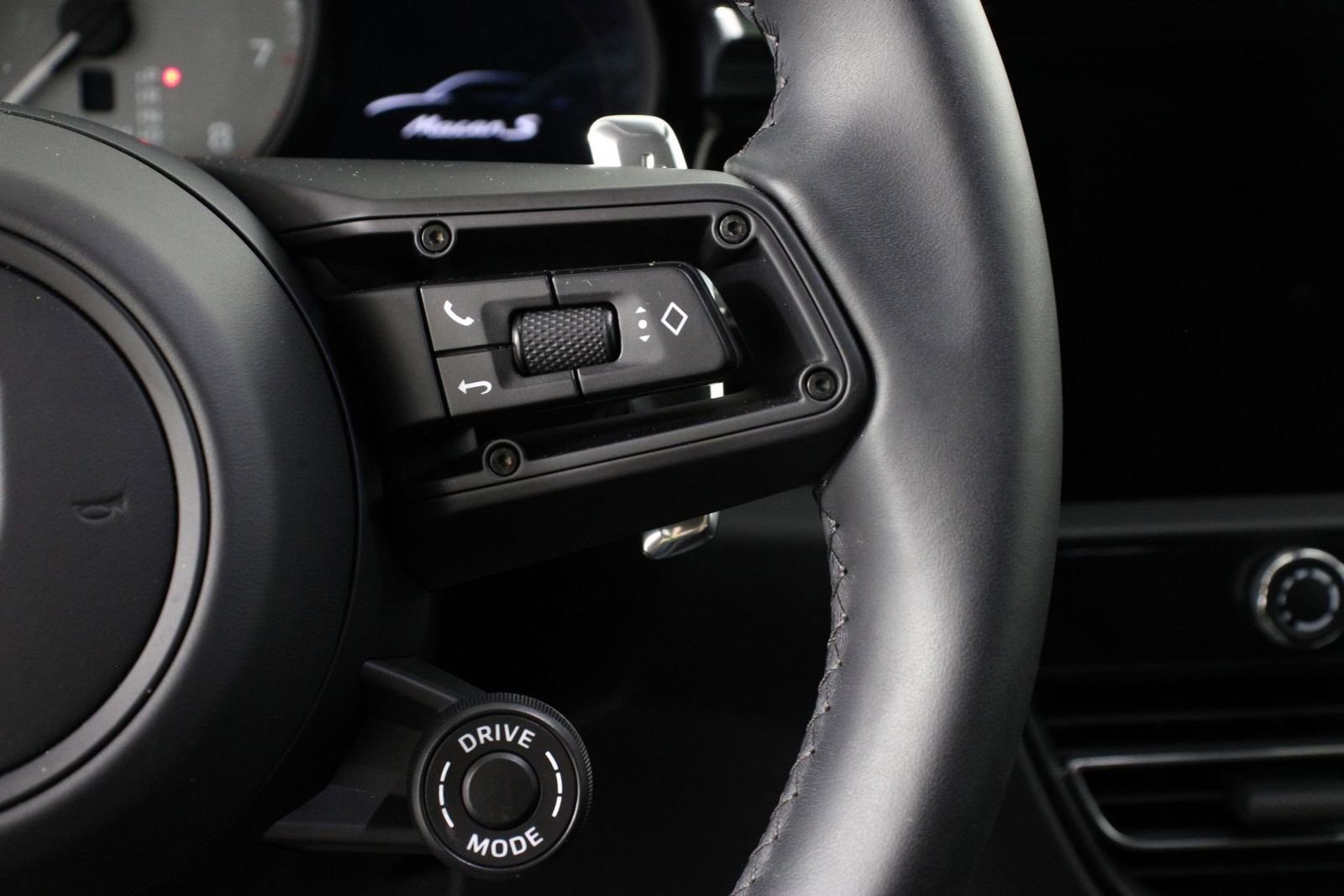 Certified 2025 Porsche Macan S image 15