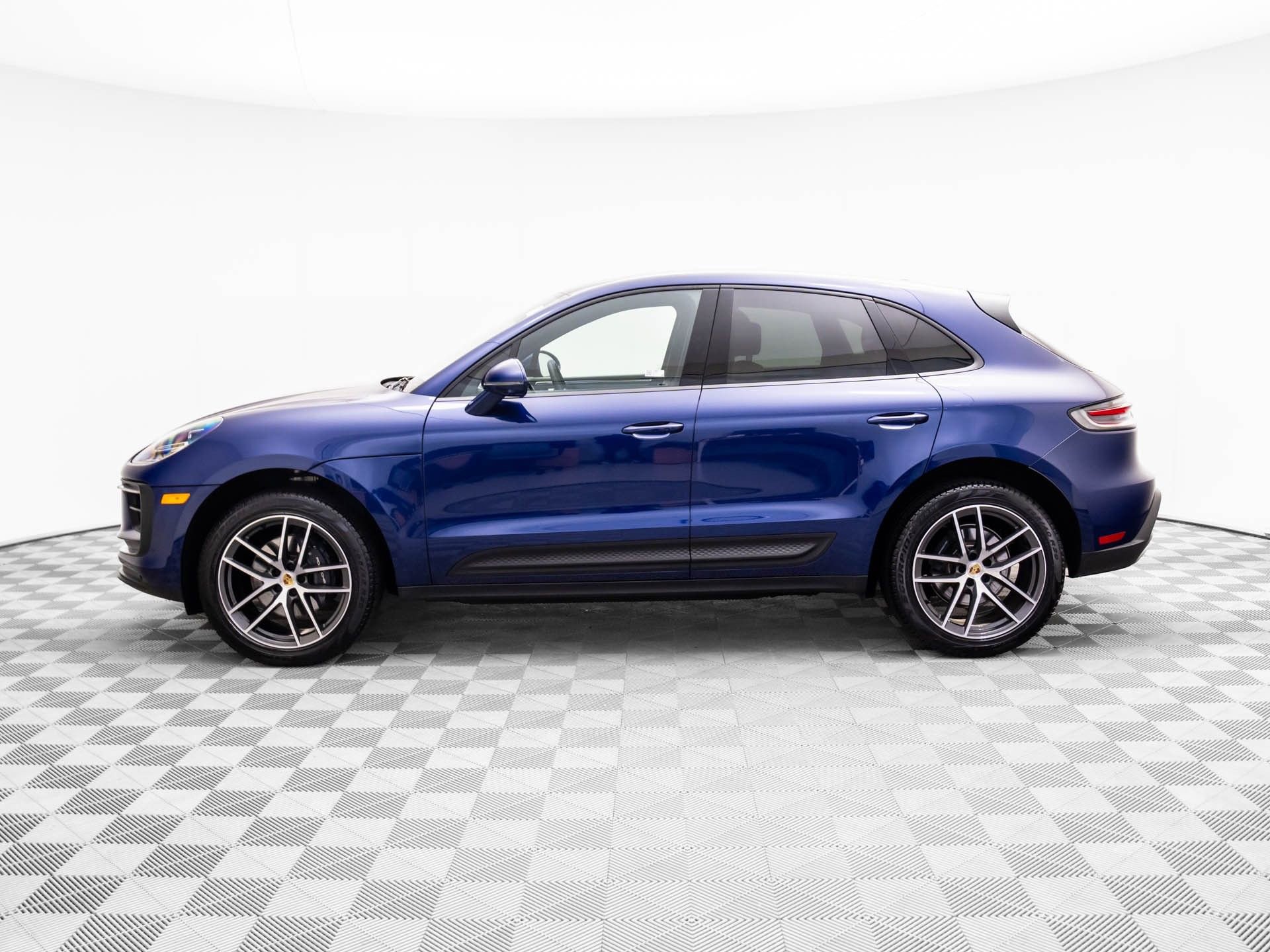 Certified 2025 Porsche Macan image 2