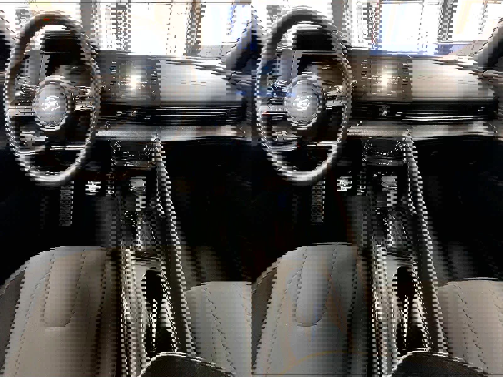 Certified 2025 Hyundai Elantra Sport image 40