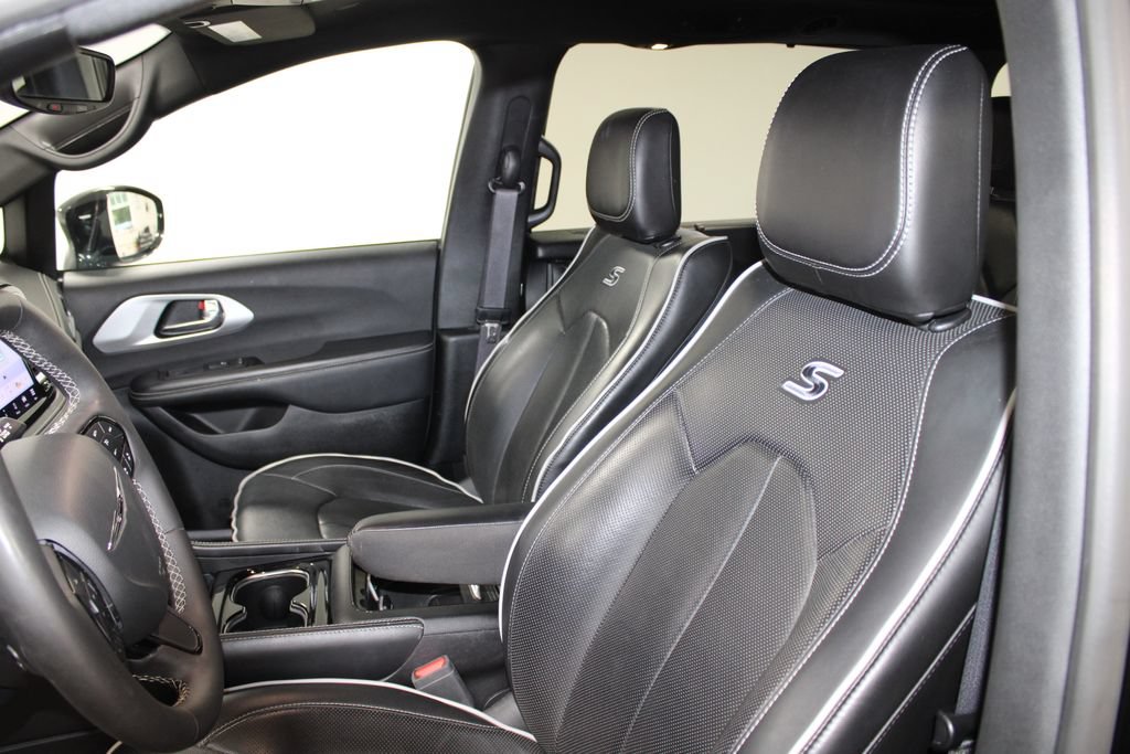Used 2025 Chrysler Pacifica Limited FWD image 14