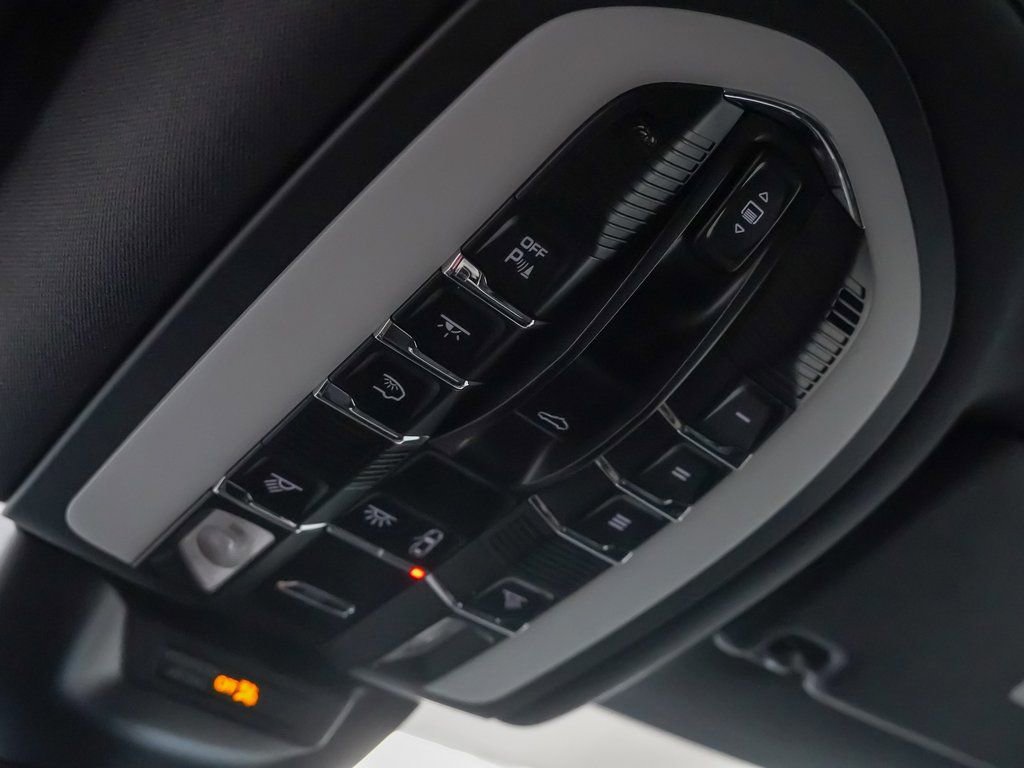 Certified 2025 Porsche Macan image 28