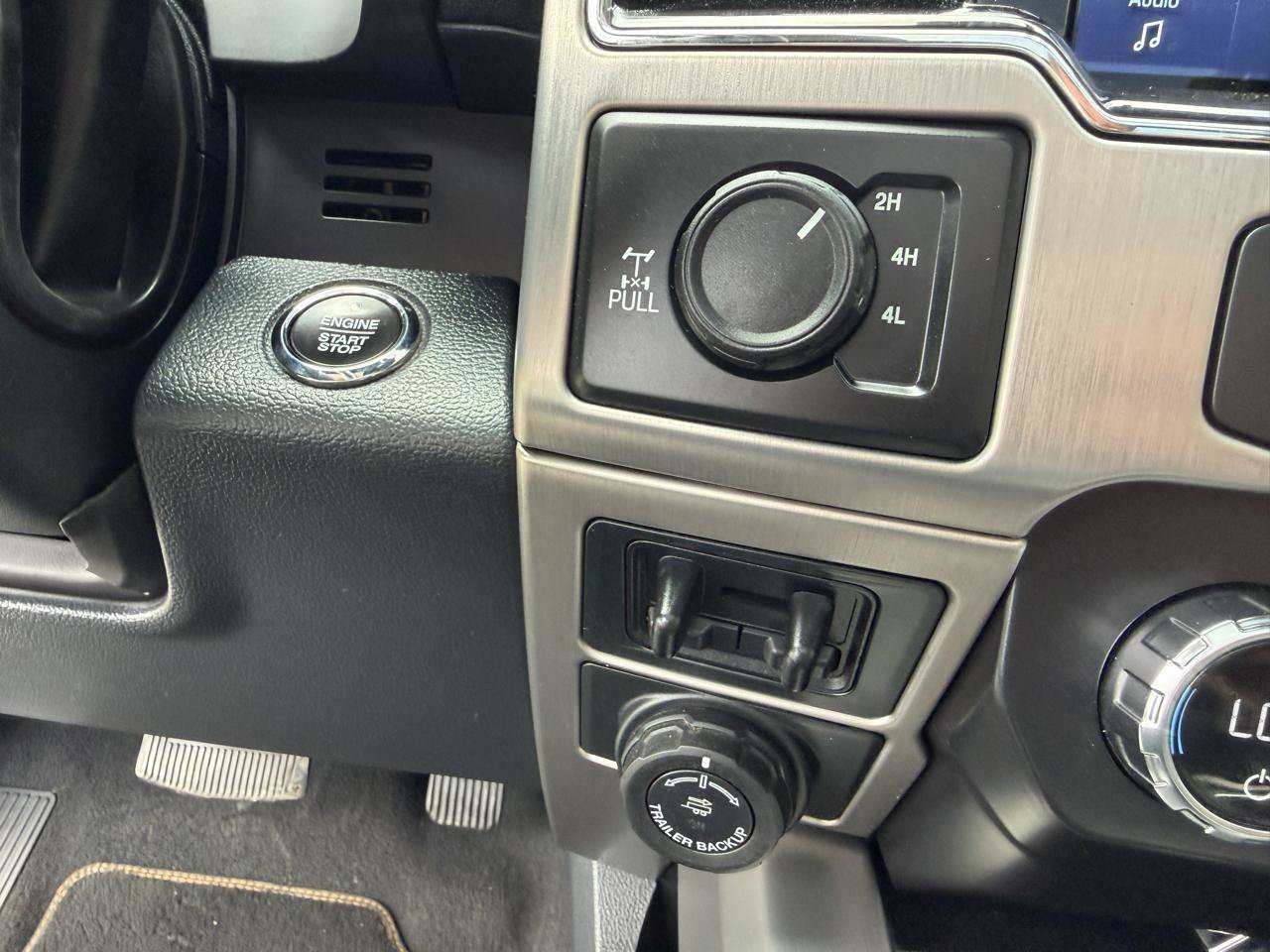 Used 2022 Ford F250 Platinum w/ FX4 Off-Road Package AWD/4WD image 29