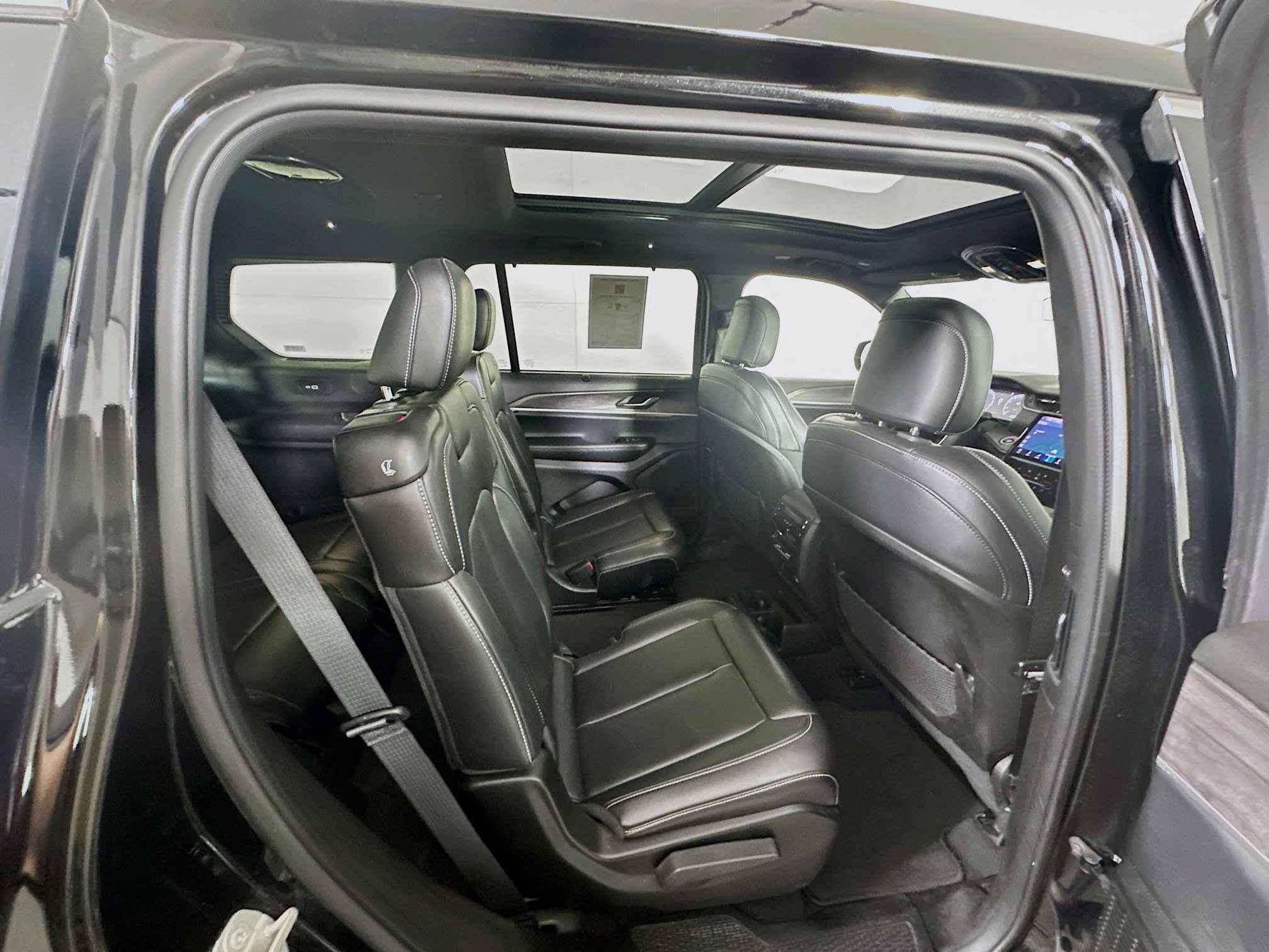 Used 2024 Jeep Grand Cherokee L Limited w/ Luxury Tech Group II image 32