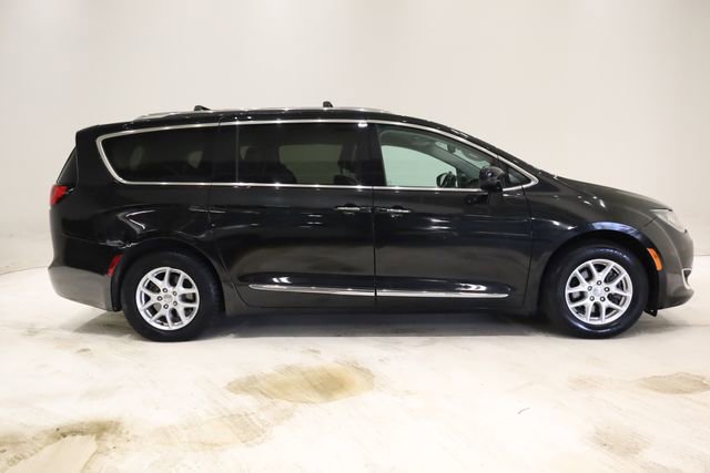 Used 2020 Chrysler Pacifica Touring-L image 3