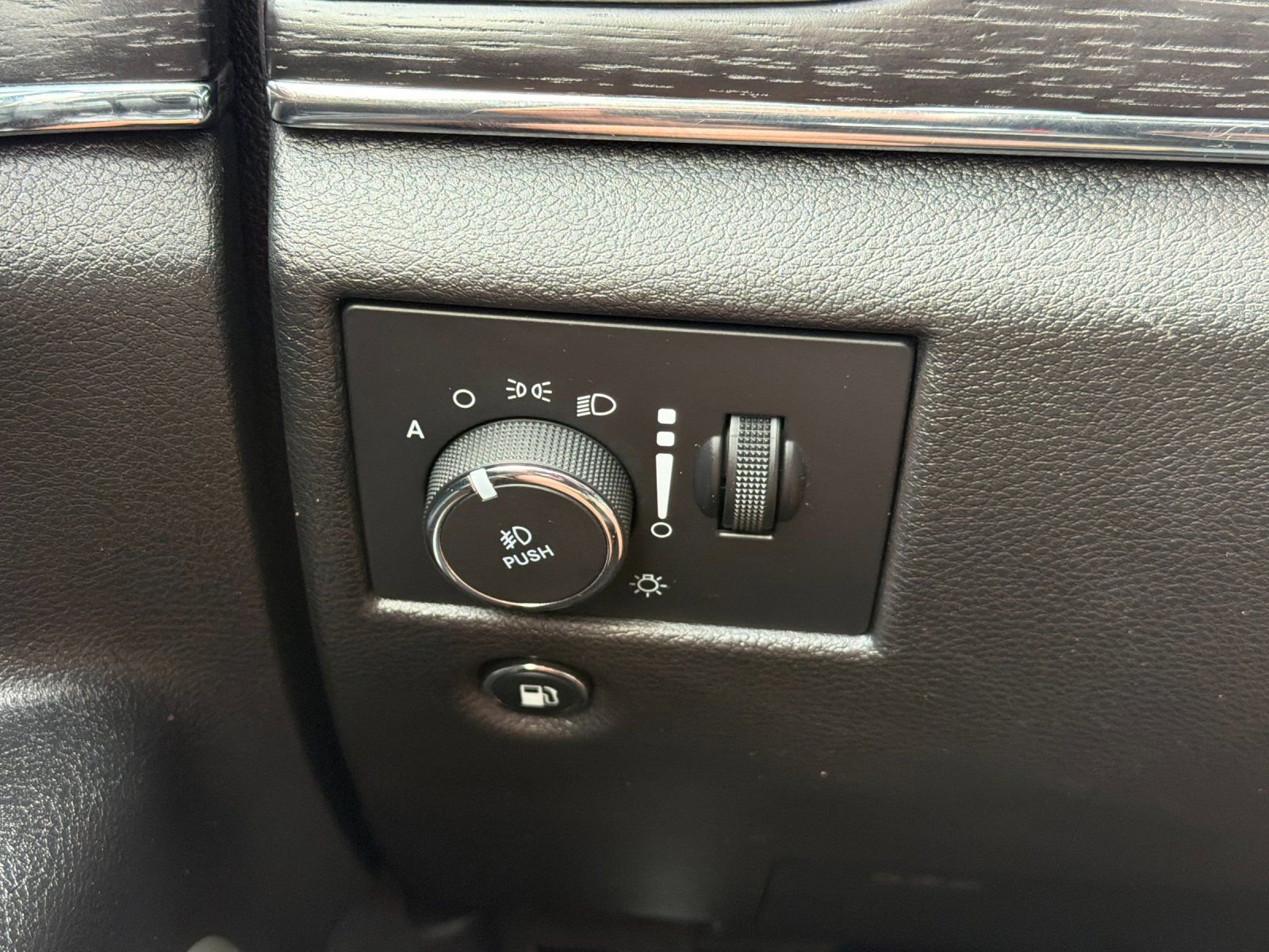 Used 2020 Jeep Grand Cherokee Summit AWD/4WD image 32