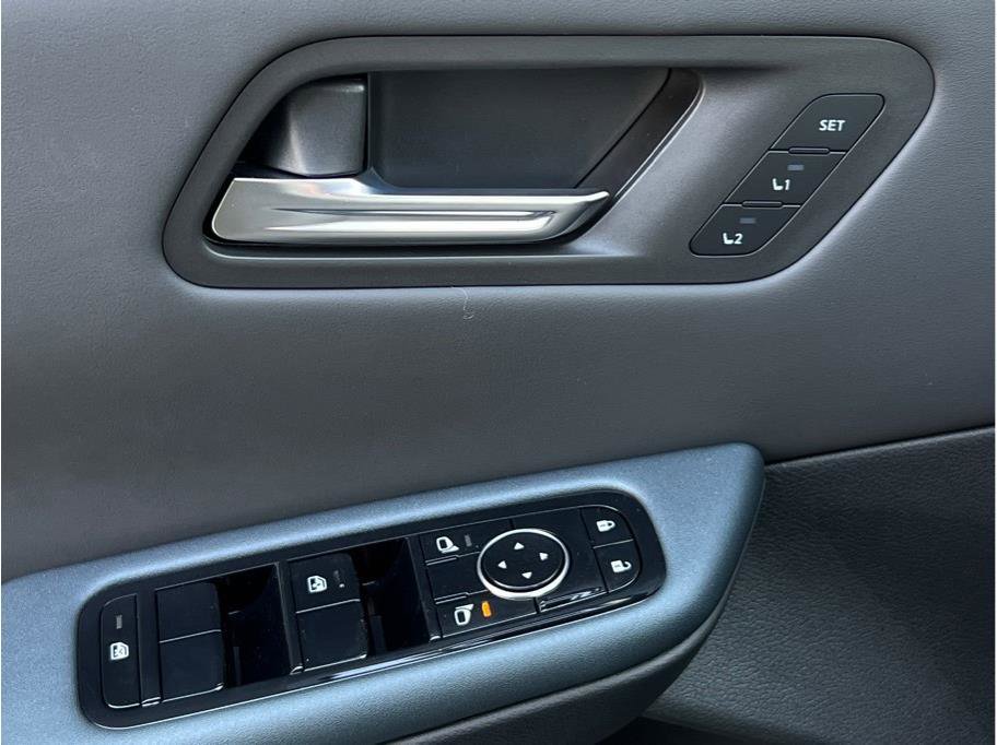 New 2026 Nissan Leaf Platinum+ w/ Cargo Package (Platinum+) image 17