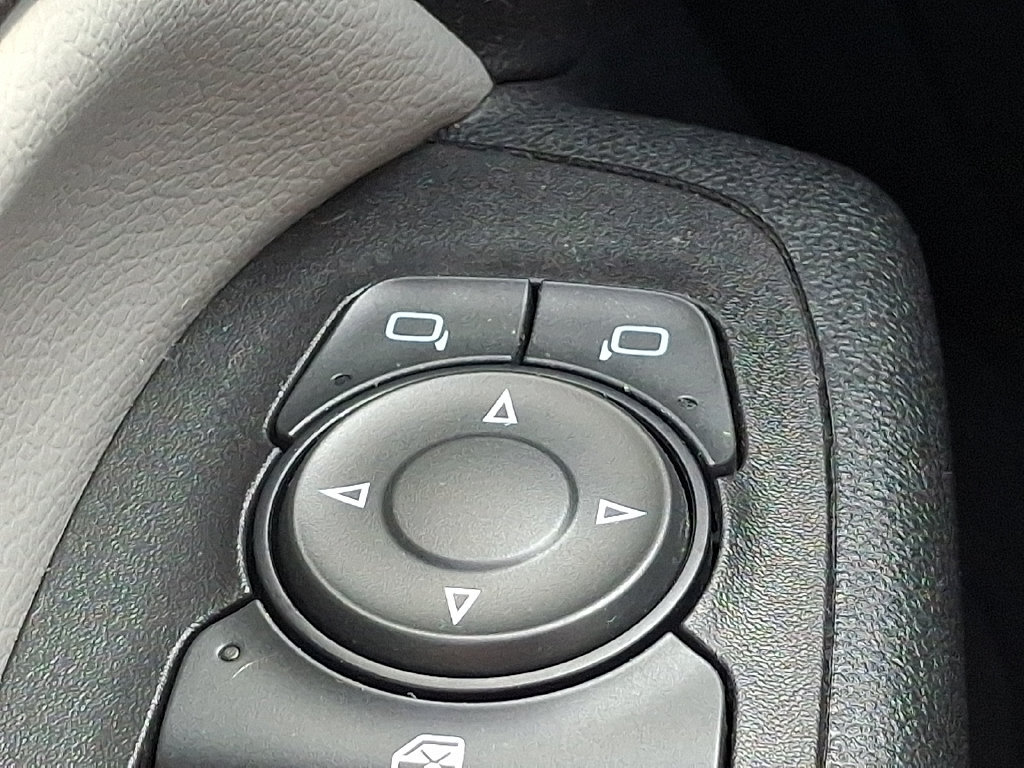 Used 2018 Chevrolet Equinox LT FWD image 25