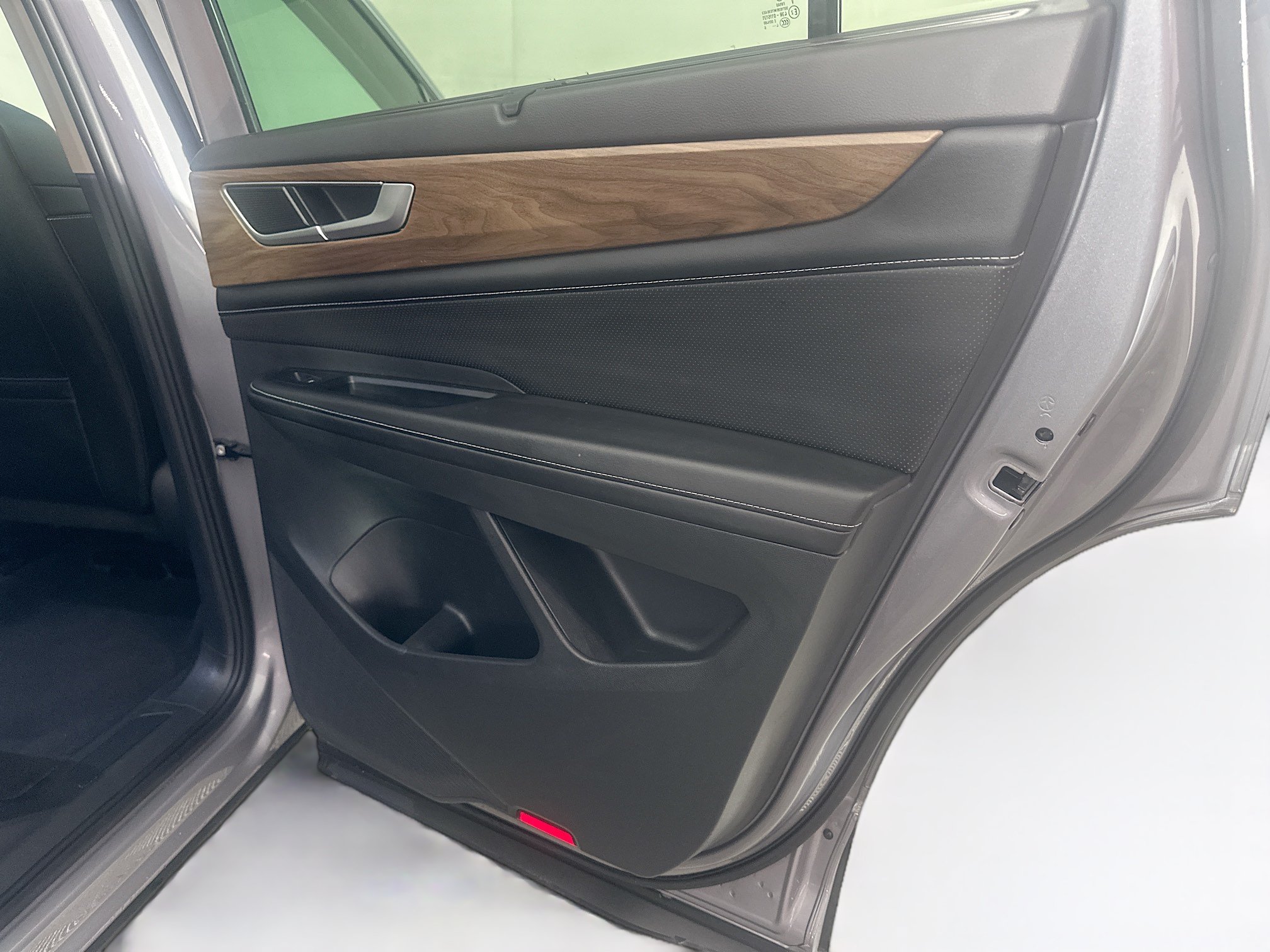Used 2025 Volkswagen Atlas SE FWD image 31