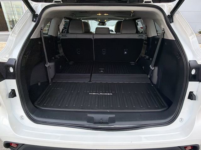 Used 2021 Toyota Highlander XLE image 24