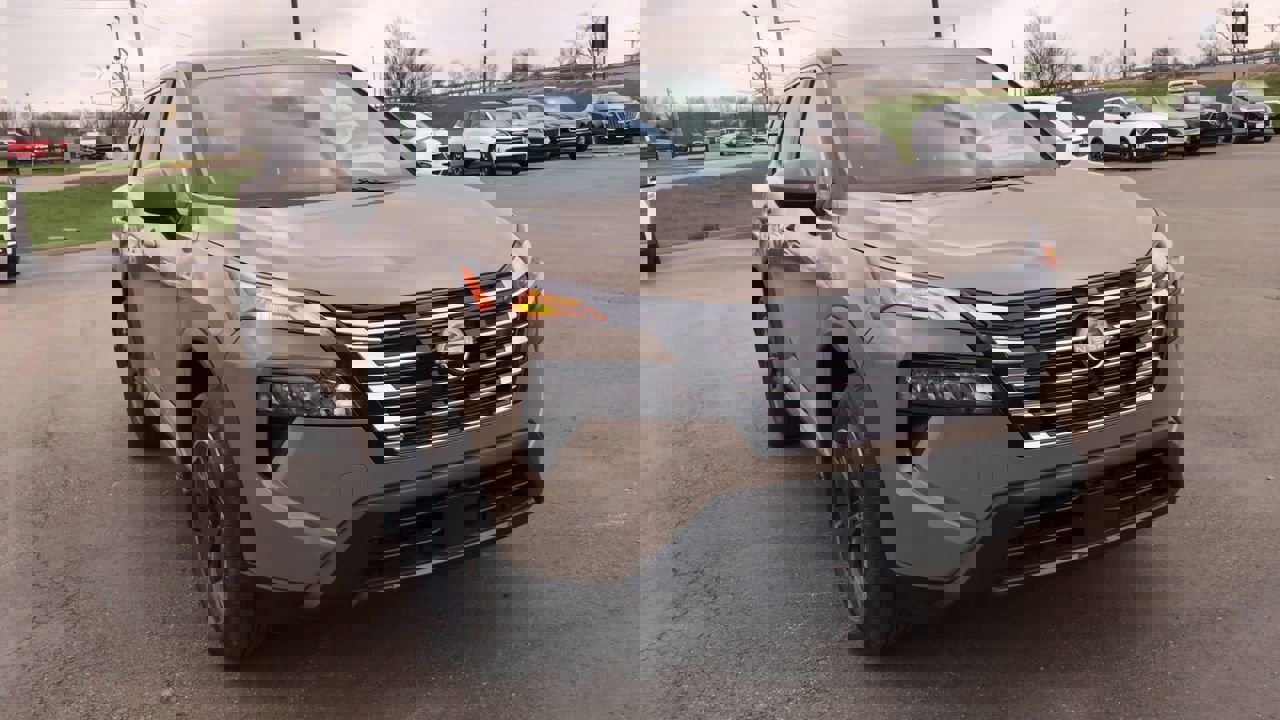 Used 2025 Nissan Rogue SV image 3