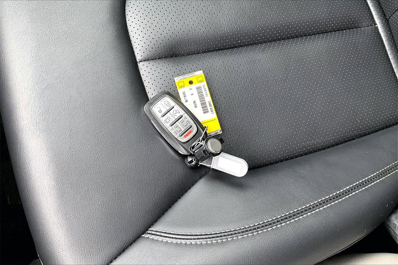 Certified 2024 Chrysler Pacifica Touring-L image 31