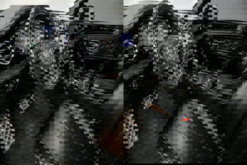 Used 2017 Bentley Bentayga image 16