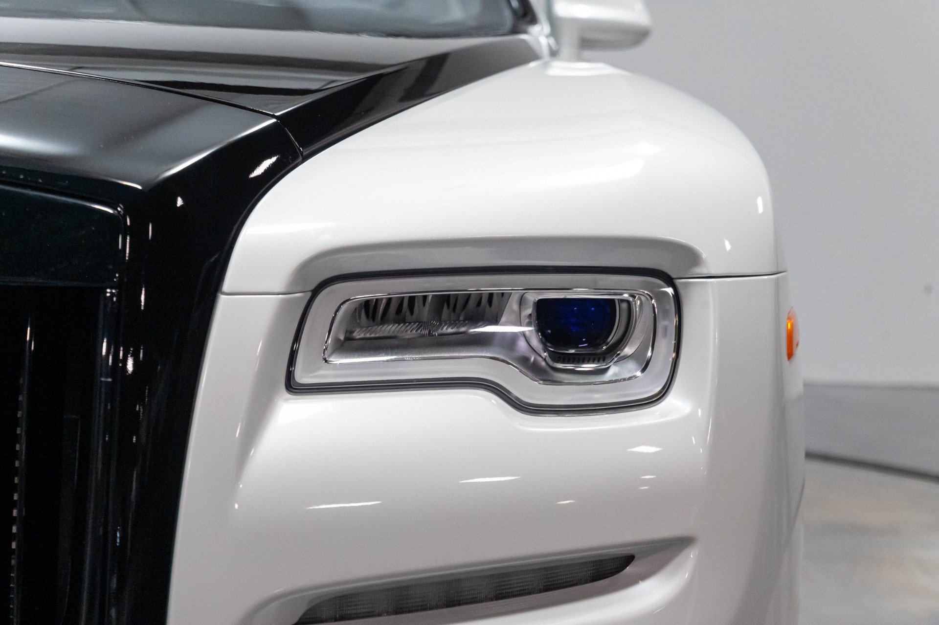 Used 2017 Rolls-Royce Dawn RWD image 58