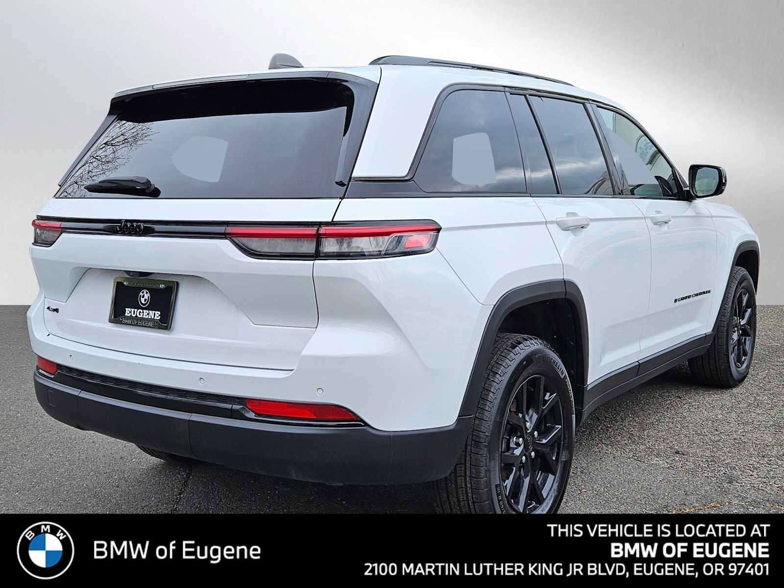 Used 2024 Jeep Grand Cherokee Altitude image 3