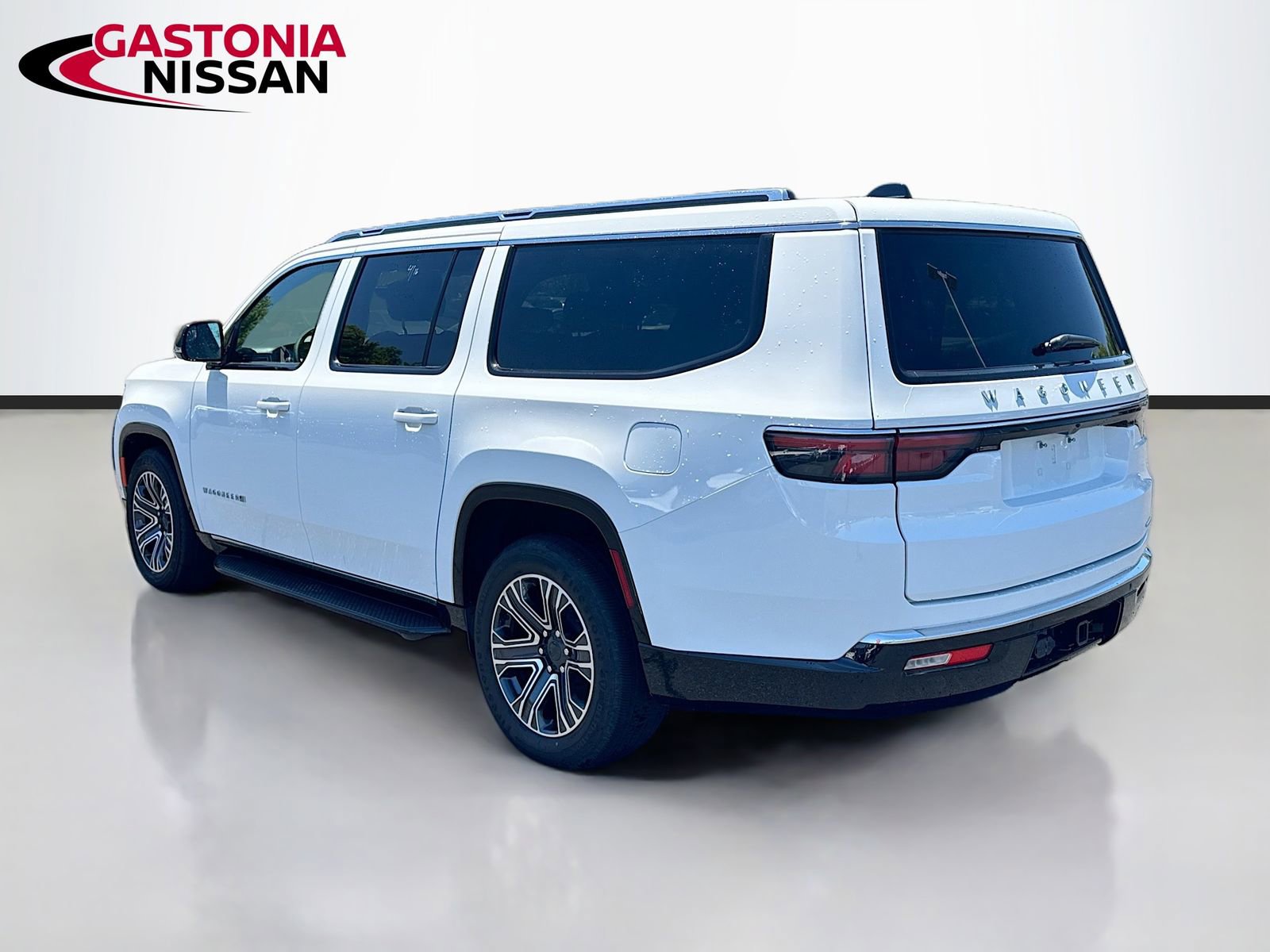 Used 2024 Jeep Wagoneer L Series II RWD image 6