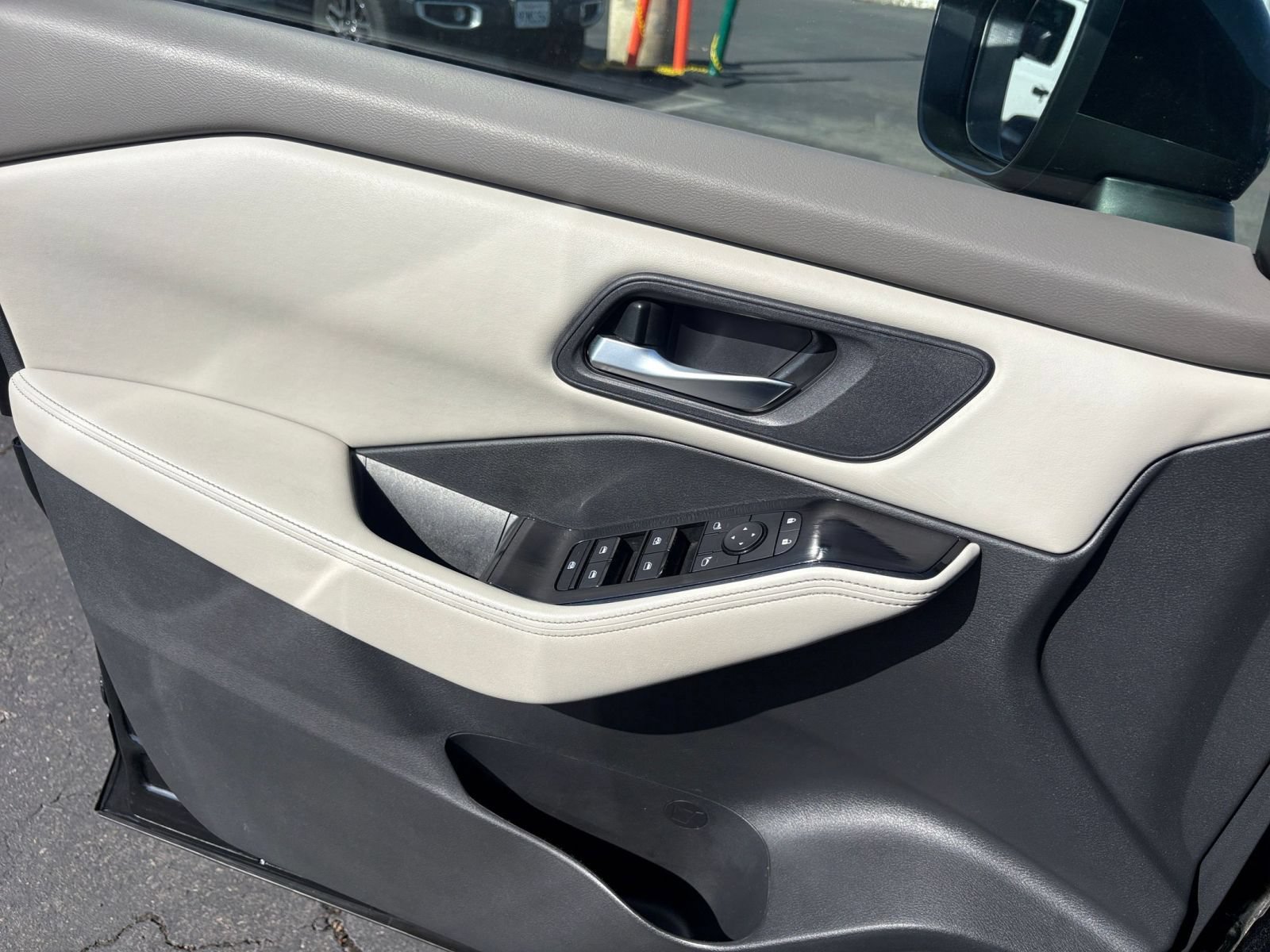Used 2025 Nissan Rogue SV FWD image 18