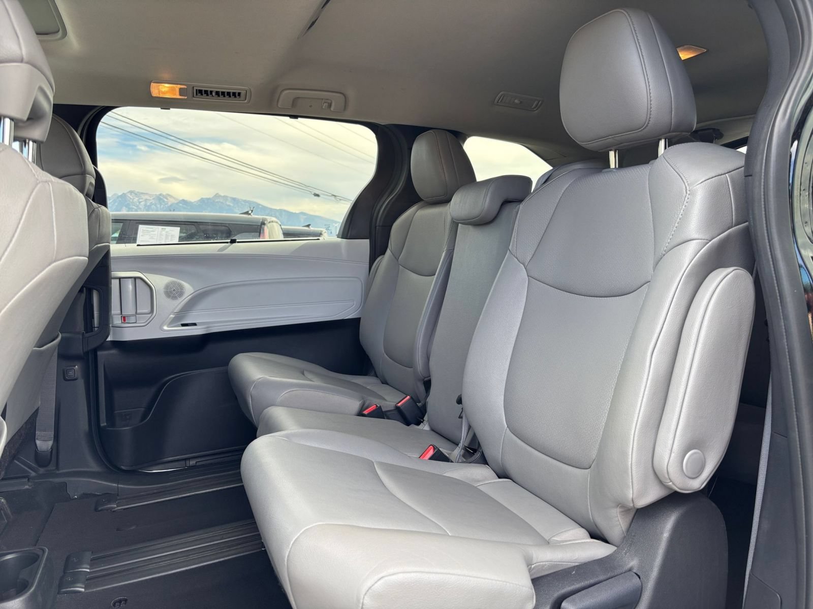 Used 2025 Toyota Sienna XLE FWD image 26