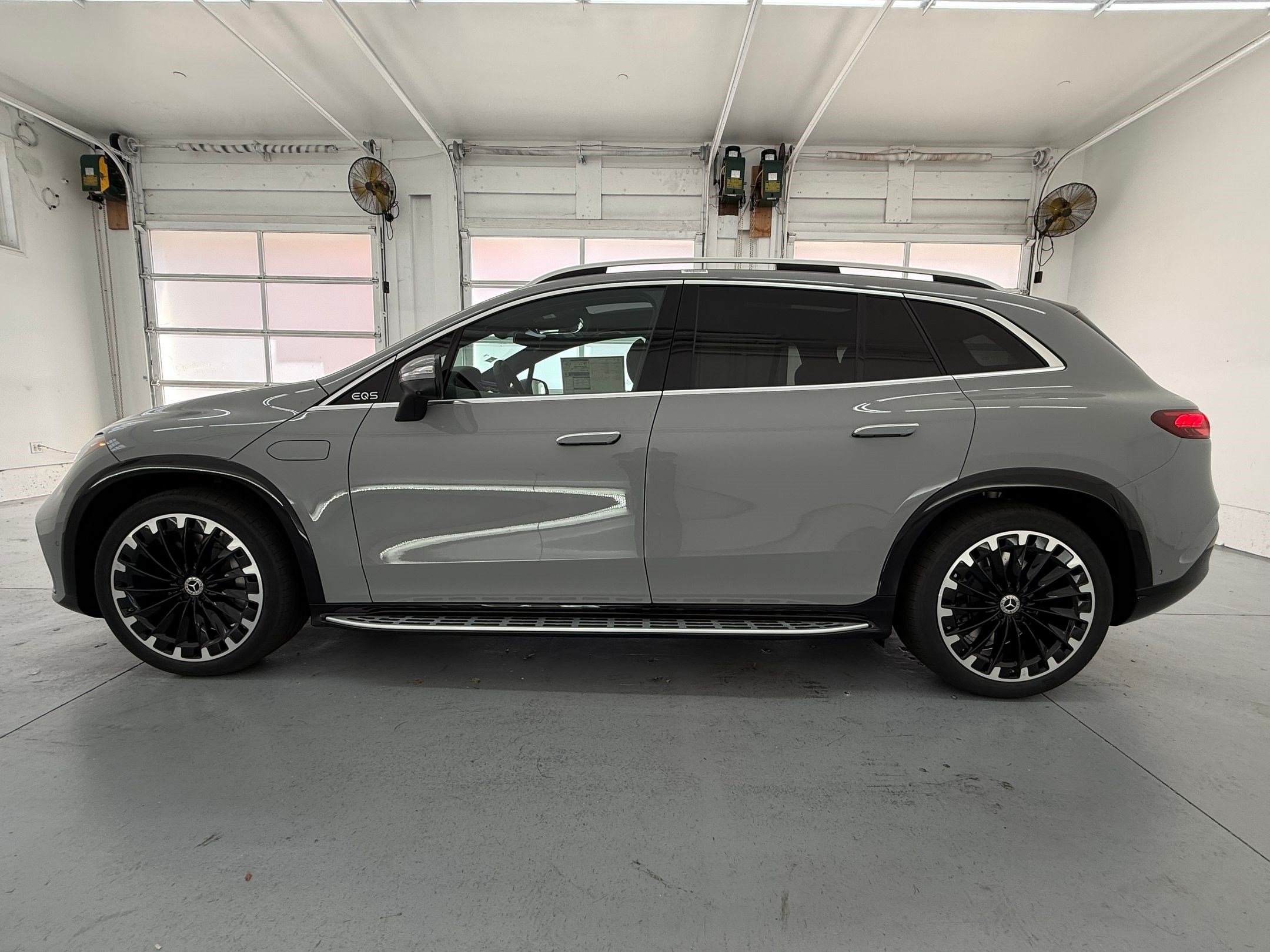 New 2027 Mercedes-Benz EQS 400 4MATIC SUV image 2