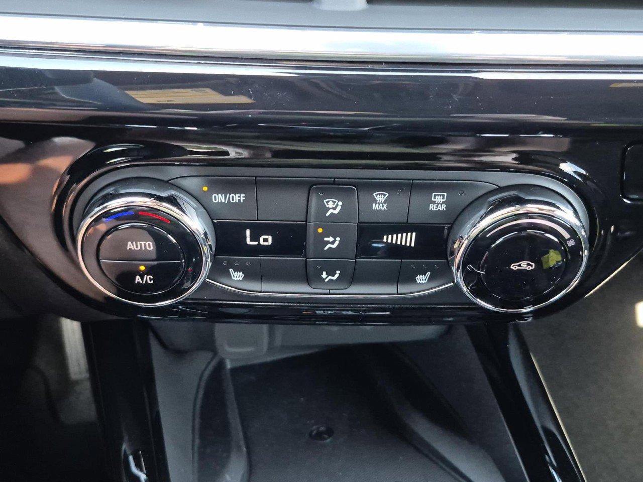 New 2026 Chevrolet Trax RS w/ Sunroof Package image 21