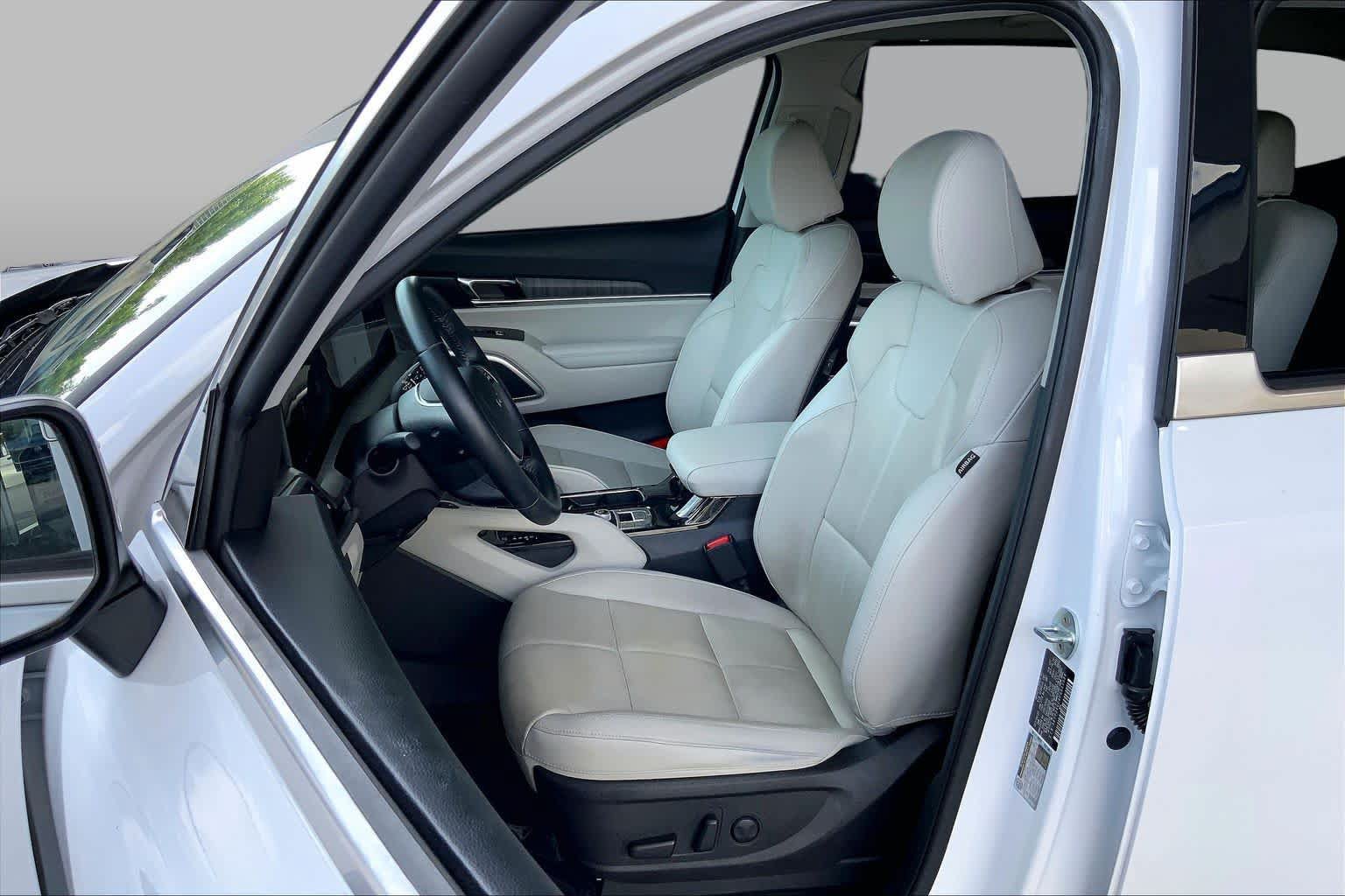 Used 2023 Kia Telluride EX w/ EX Captain's Chair Package FWD image 8