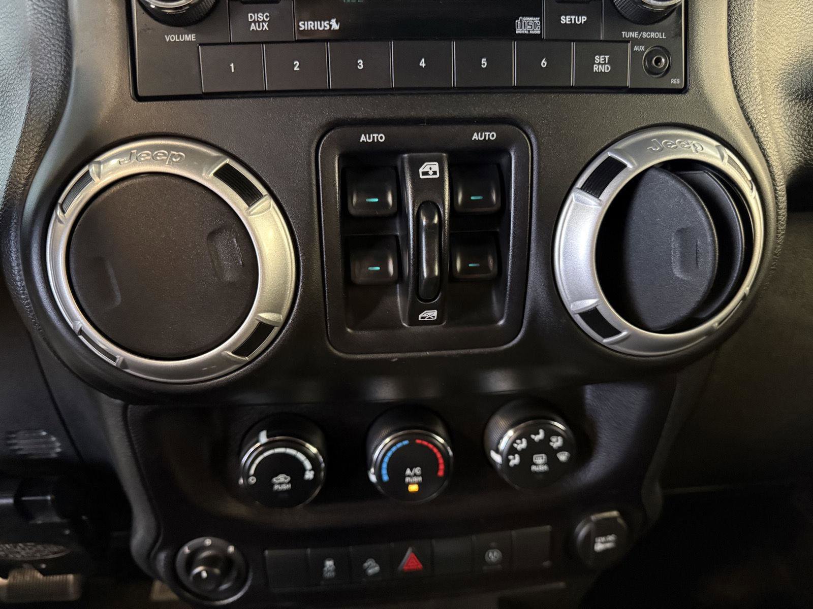 Used 2015 Jeep Wrangler Unlimited Rubicon w/ Connectivity Group image 28