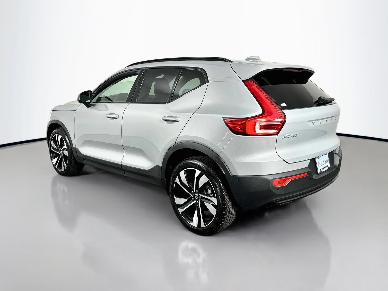 Used 2025 Volvo XC40 B5 Ultra AWD/4WD image 5