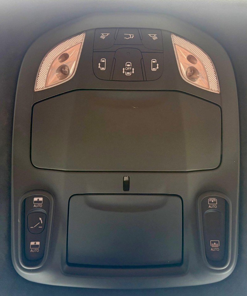 Used 2025 Chrysler Pacifica Pinnacle FWD image 34