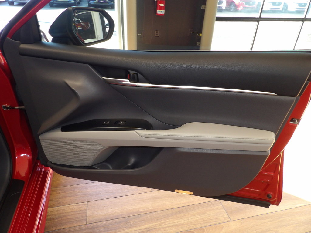 Used 2019 Toyota Camry XSE image 12