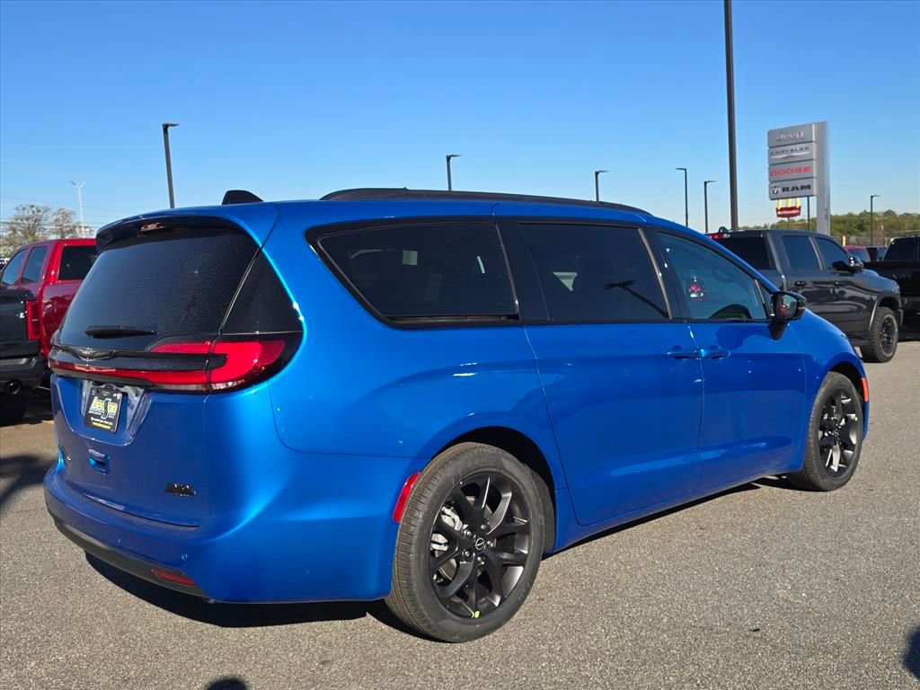New 2026 Chrysler Pacifica Select w/ S Appearance Package FWD image 3