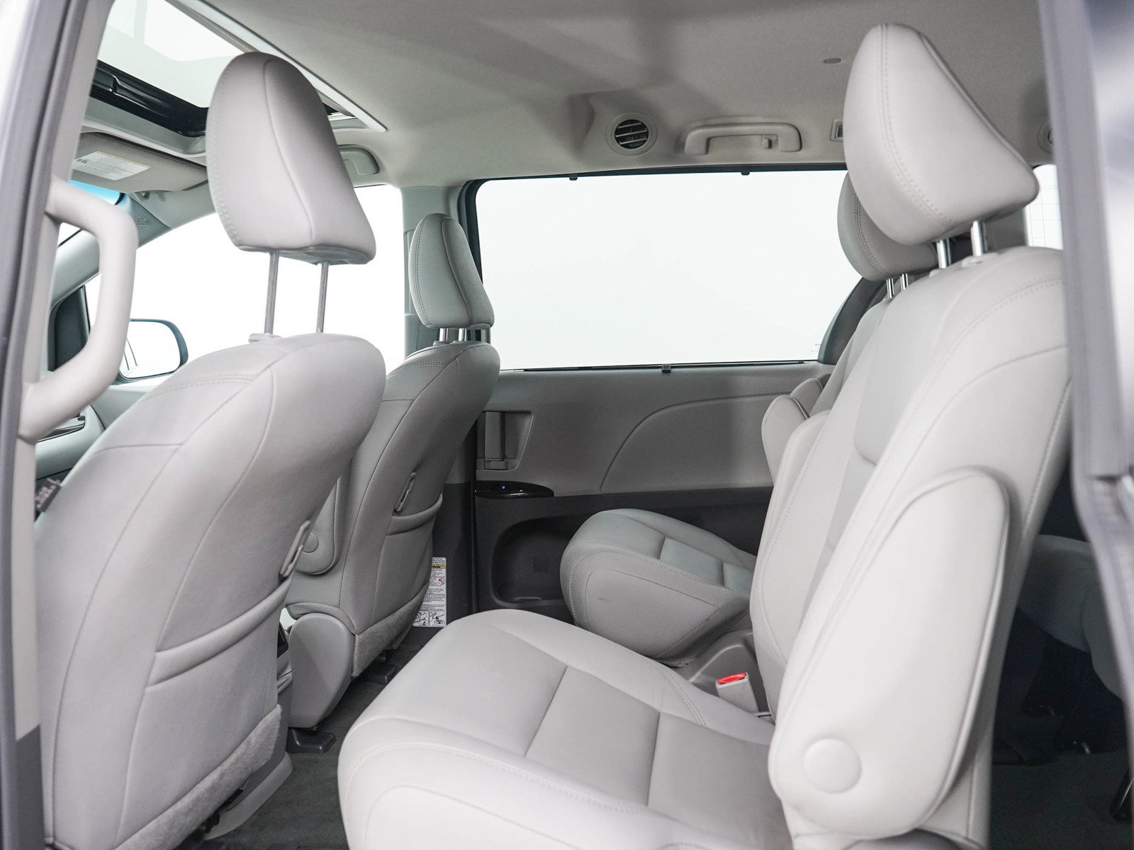 Used 2017 Toyota Sienna XLE w/ XLE Navigation Package AWD/4WD image 16