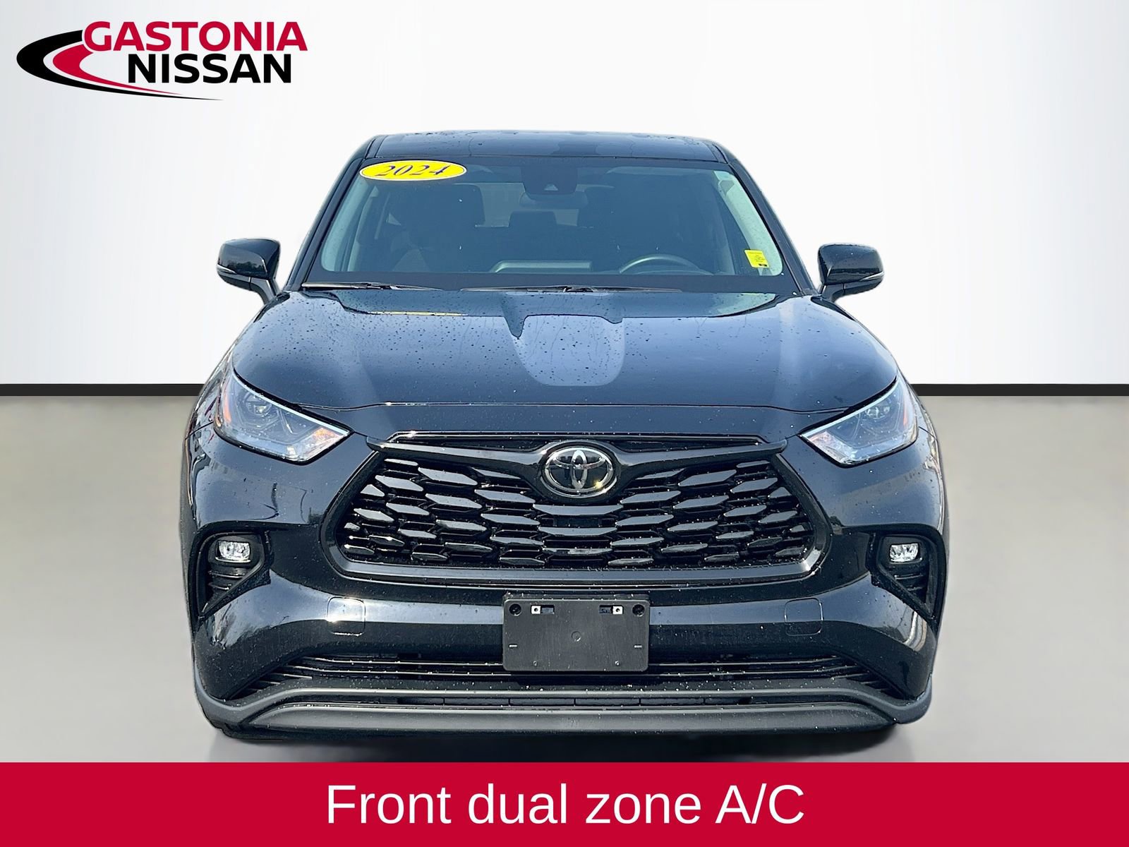 Used 2024 Toyota Highlander LE image 2