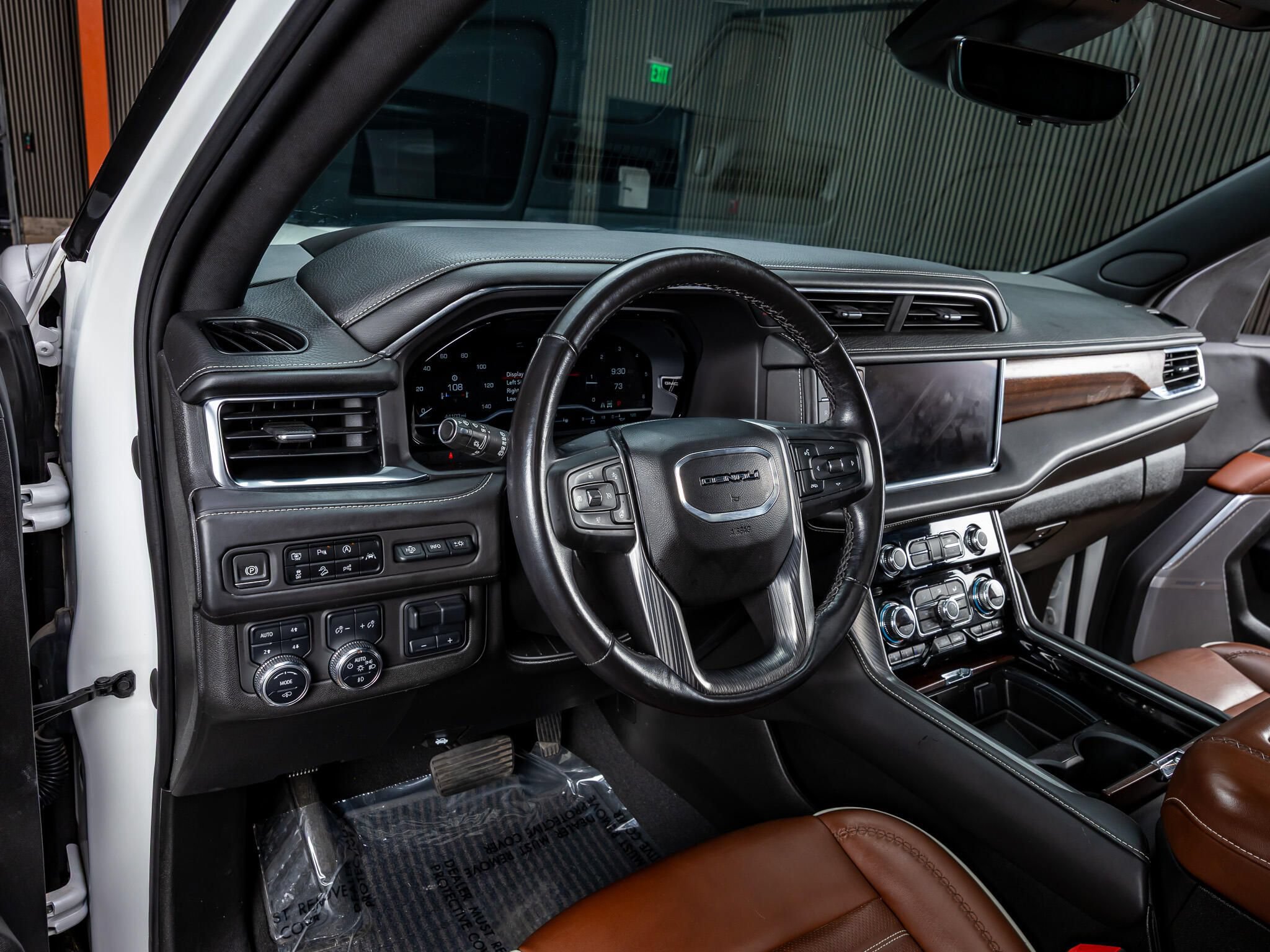 Used 2023 GMC Yukon Denali Ultimate AWD/4WD image 16