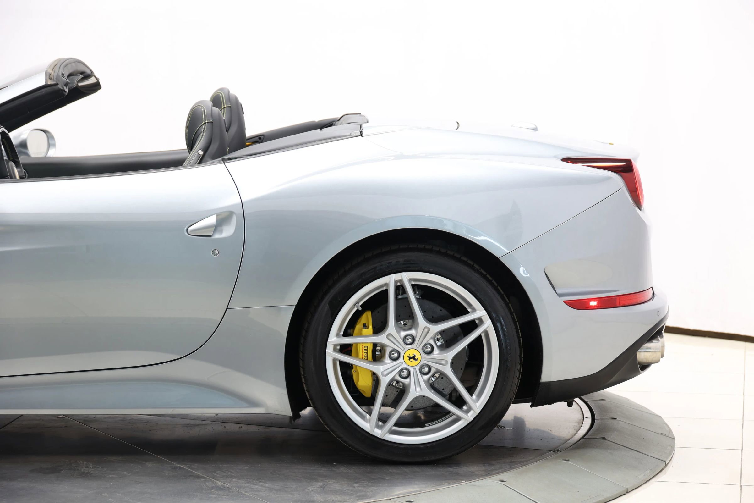 Used 2015 Ferrari California T image 10