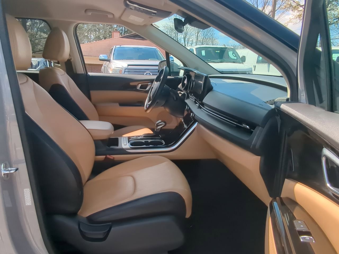 Used 2022 Kia Carnival EX image 26