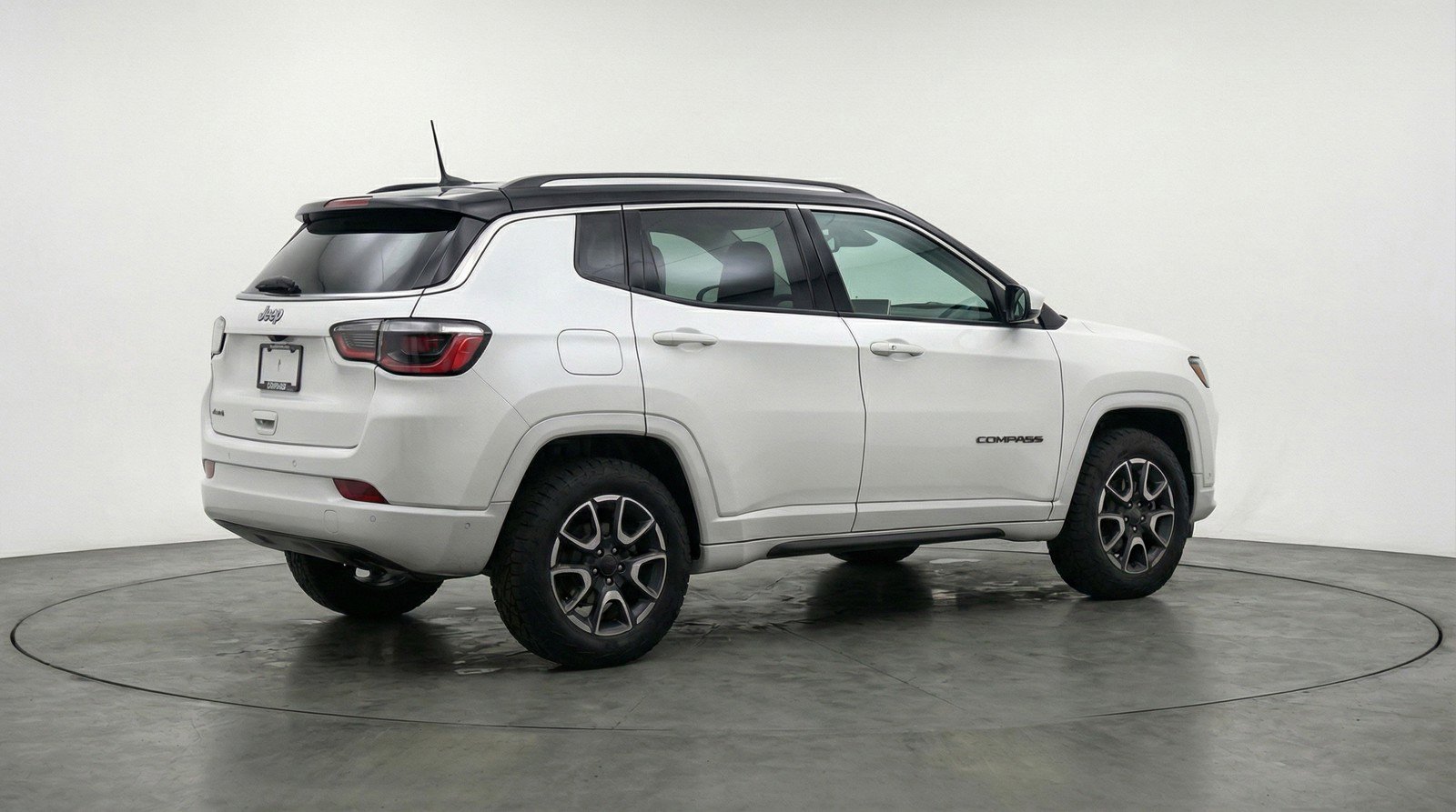 Used 2025 Jeep Compass Trailhawk image 9