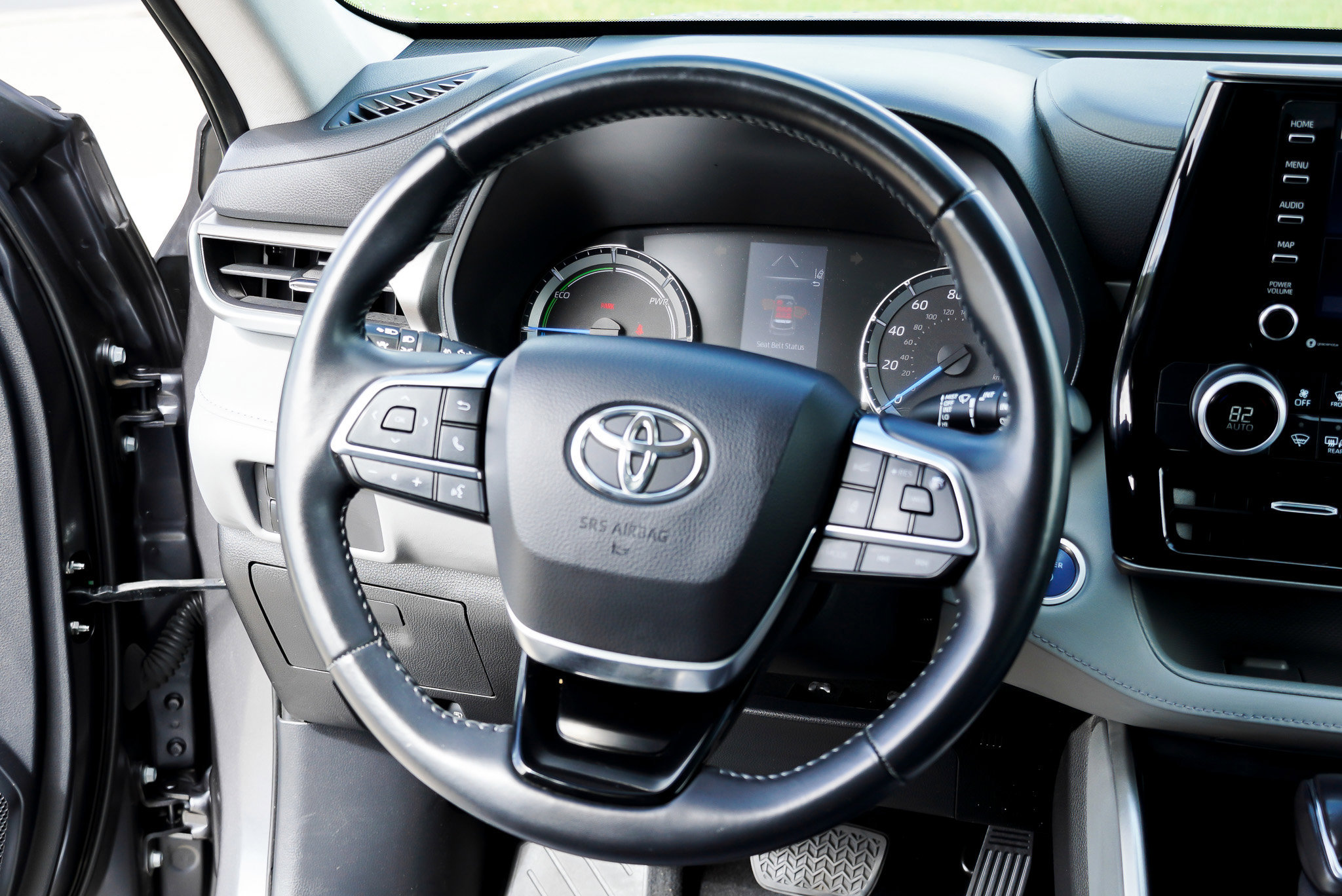 Used 2021 Toyota Highlander LE AWD/4WD image 32