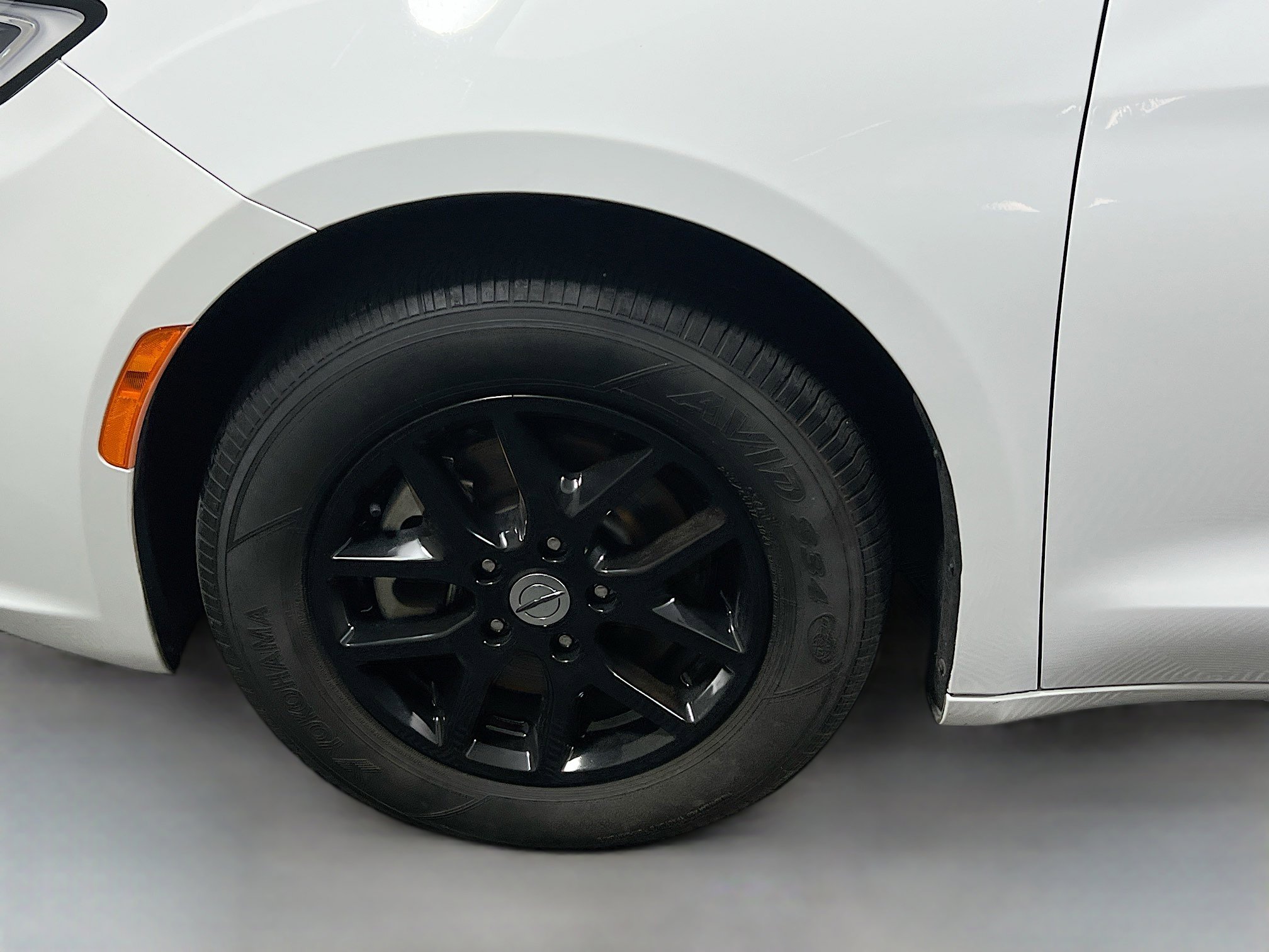 Used 2024 Chrysler Pacifica Touring-L image 13