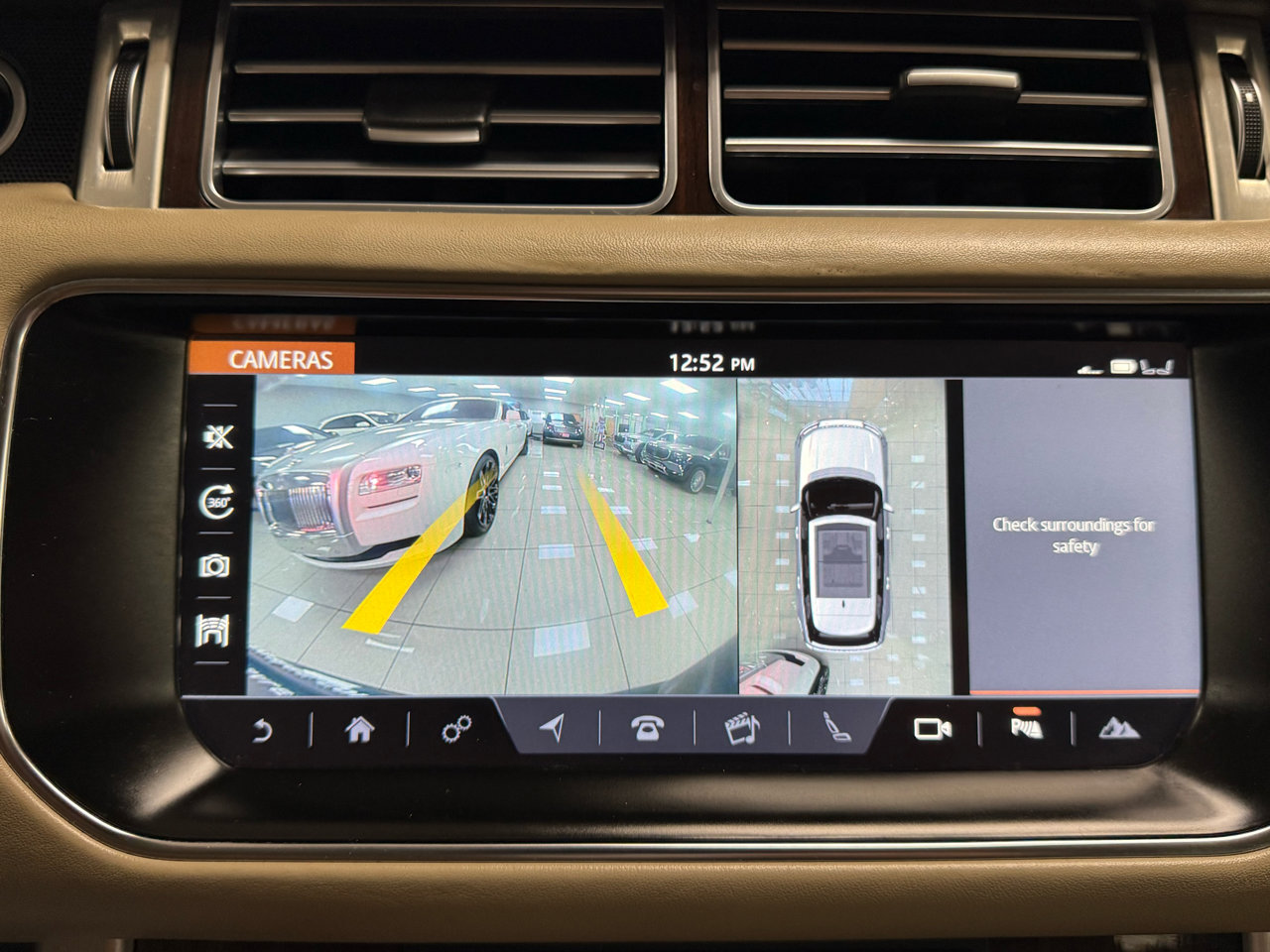 Used 2017 Land Rover Range Rover HSE image 19