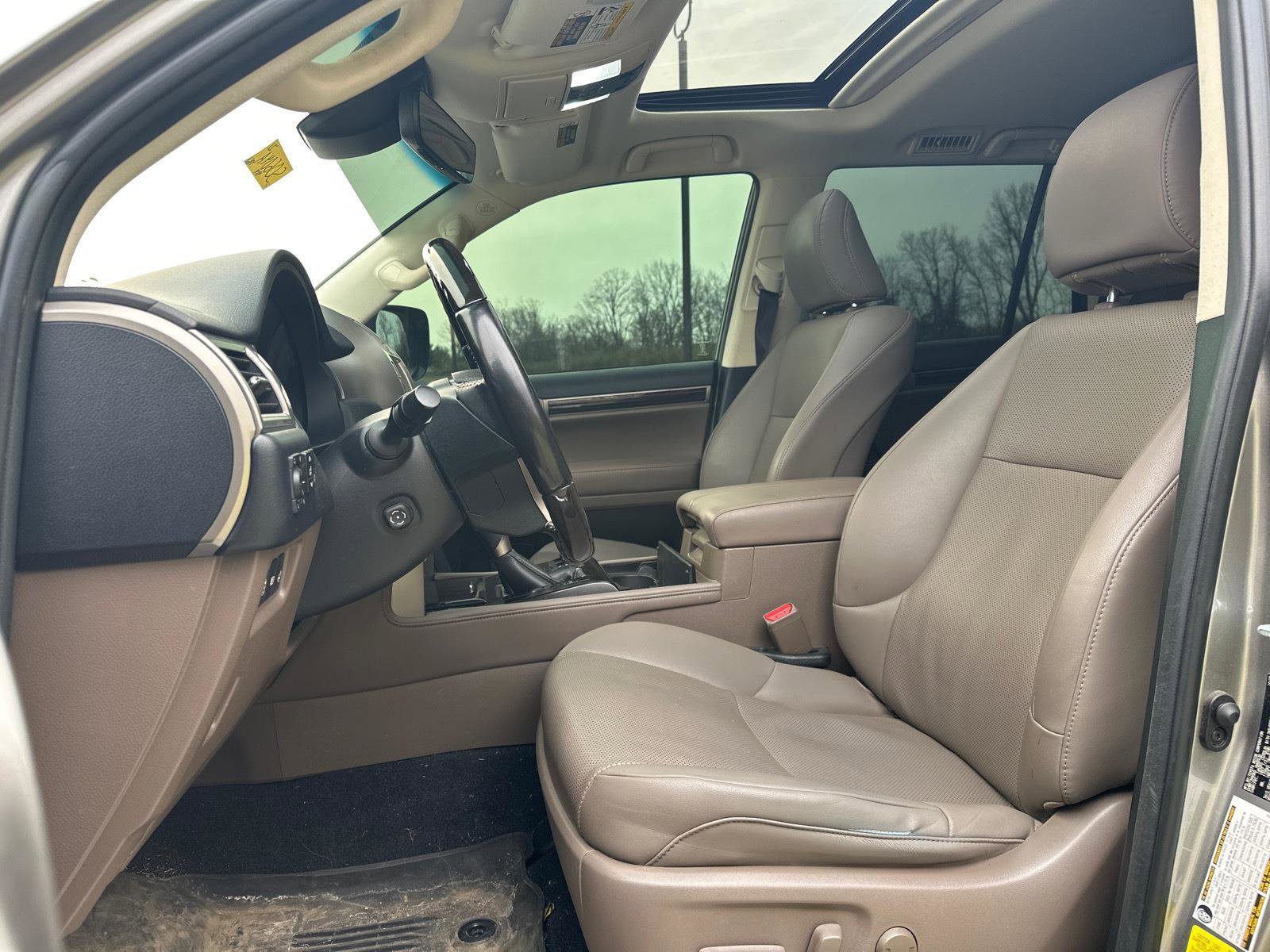 Used 2021 Lexus GX 460 Premium w/ Accessory Package image 3