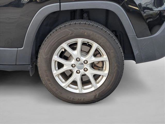 Used 2017 Jeep Cherokee Latitude w/ Cold Weather Group image 19