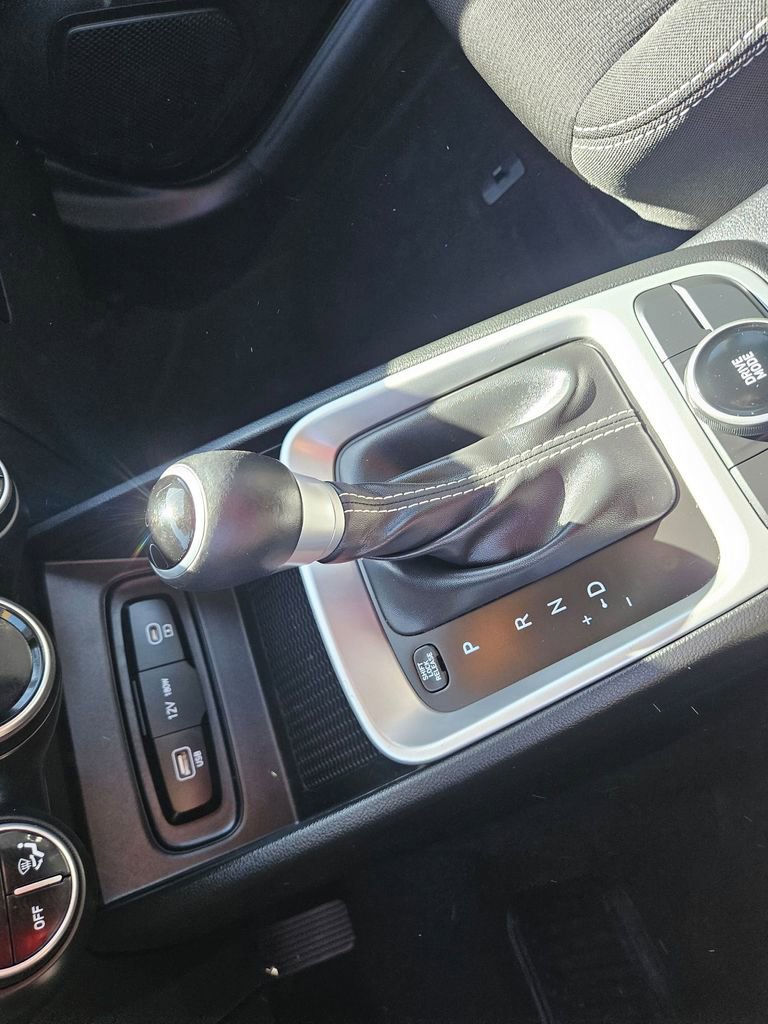 Used 2025 Hyundai Venue SEL image 28