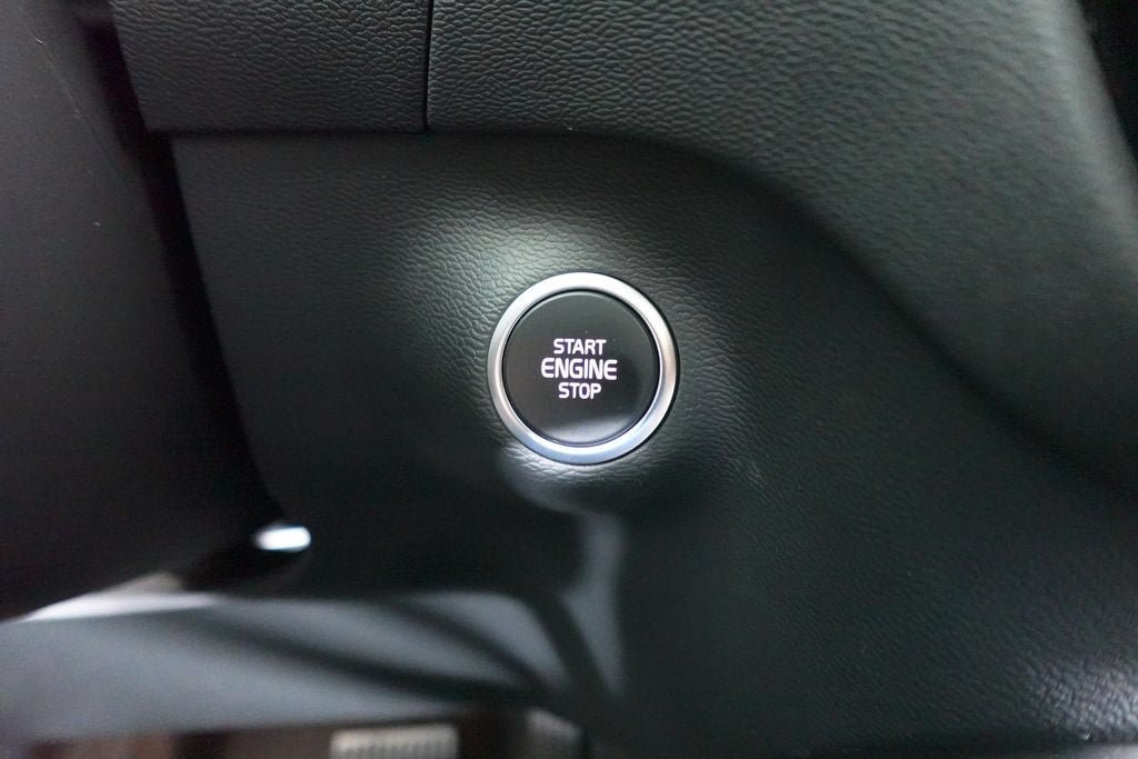 Used 2025 Volvo XC40 B5 Core AWD/4WD image 19