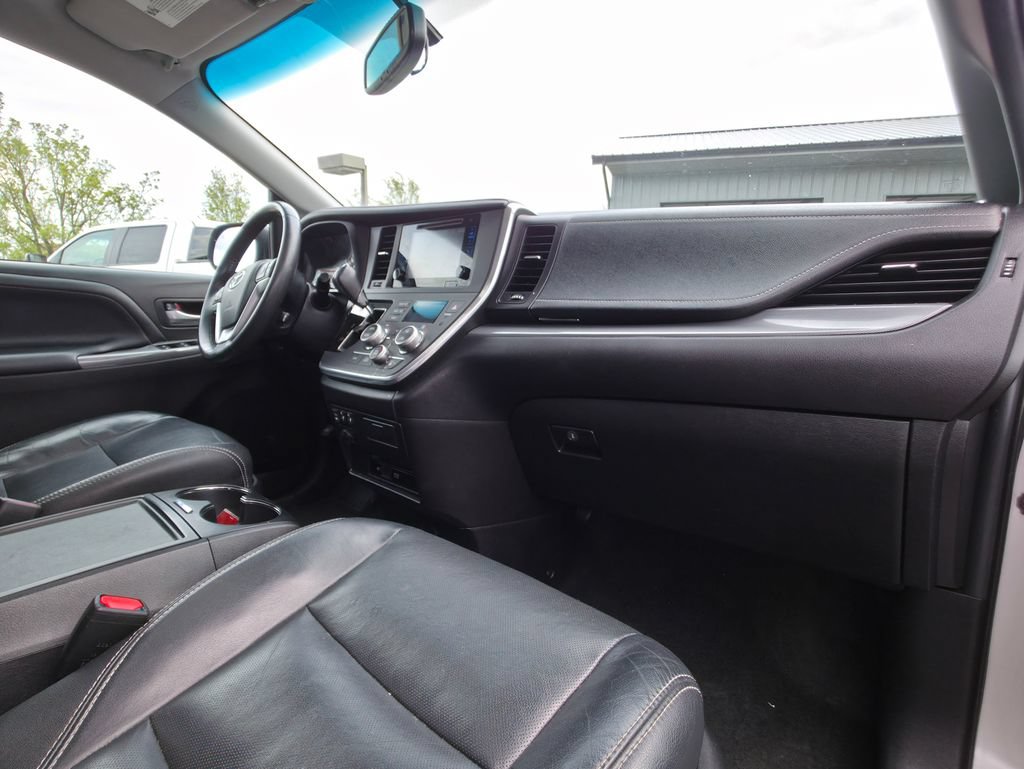 Used 2017 Toyota Sienna SE Premium FWD image 21