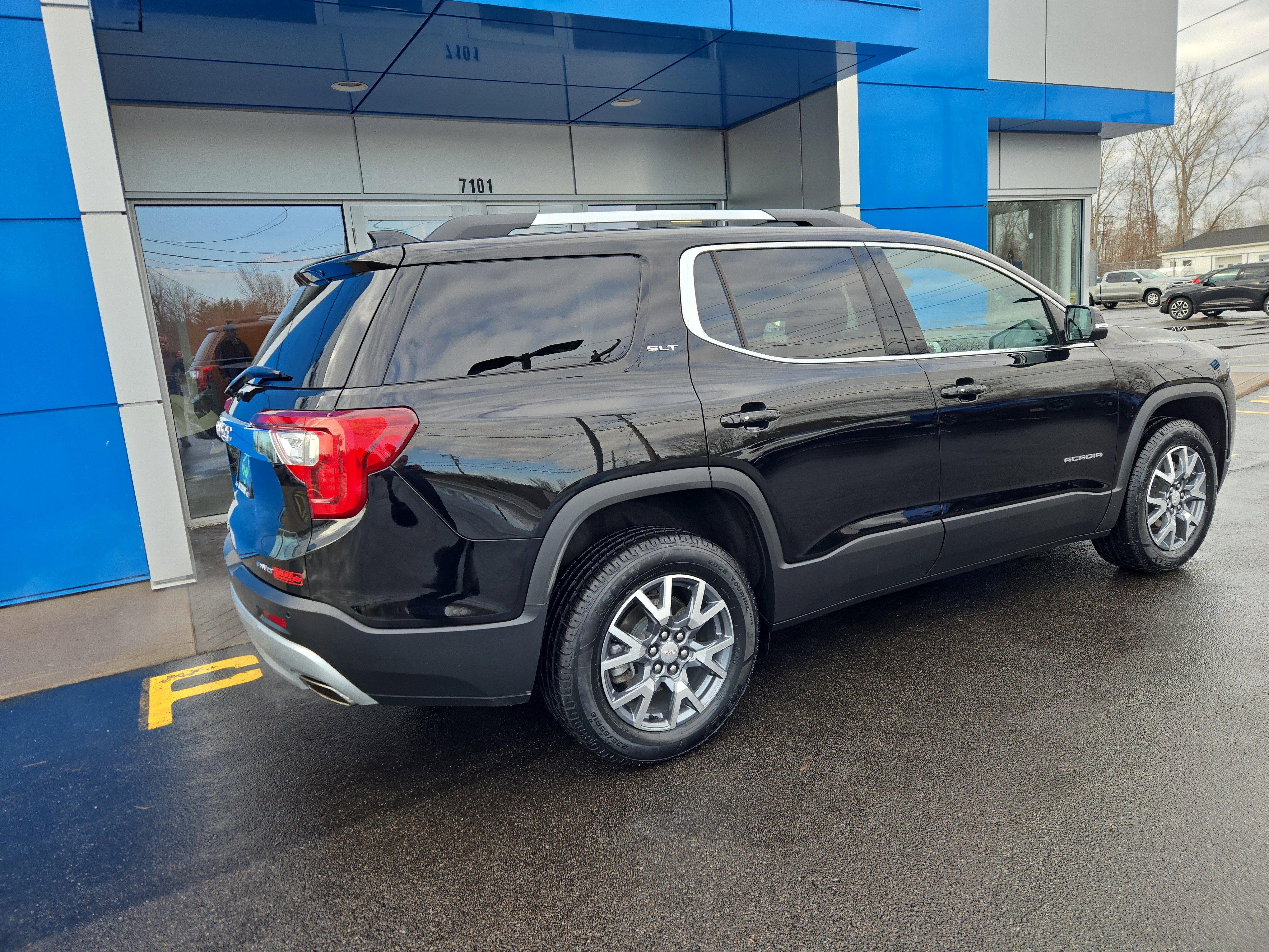 Used 2023 GMC Acadia SLT w/ Preferred Package image 12