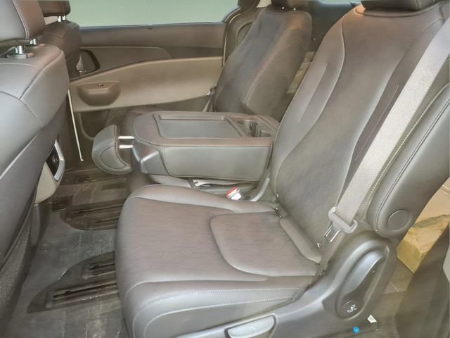 Used 2025 Kia Carnival EX image 12