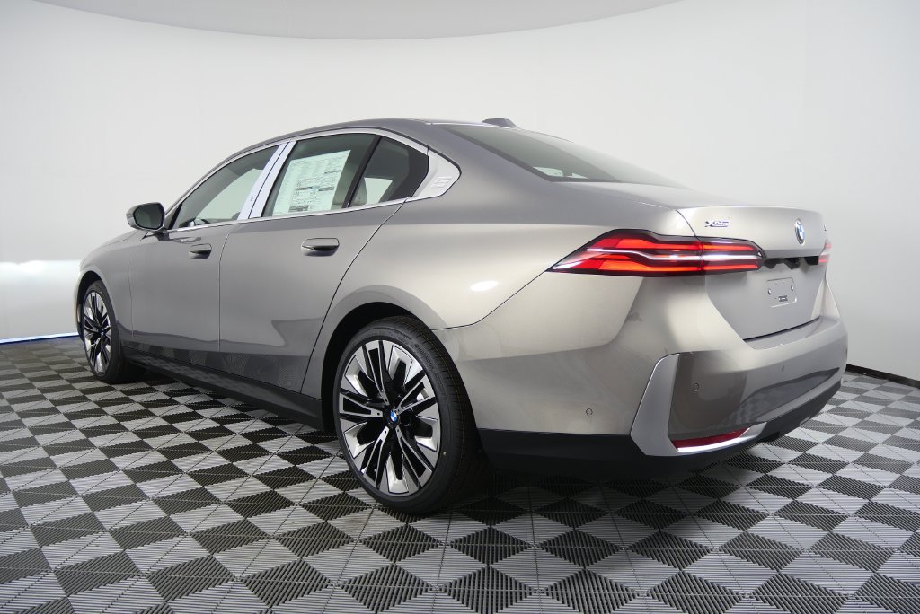Used 2026 BMW 530i xDrive w/ Premium Package AWD/4WD image 4