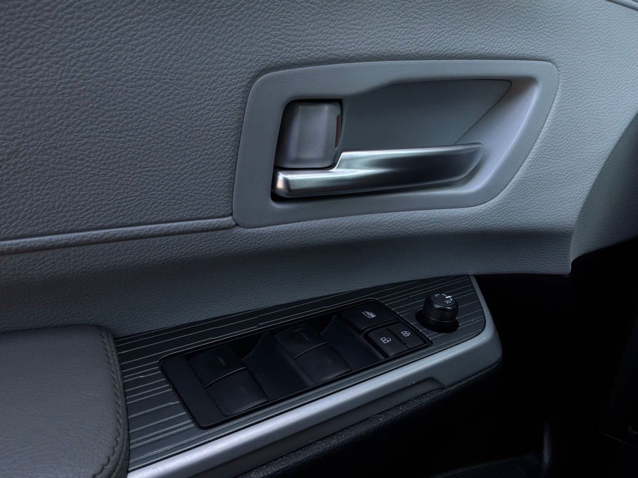 Used 2025 Toyota Sienna XLE FWD image 26