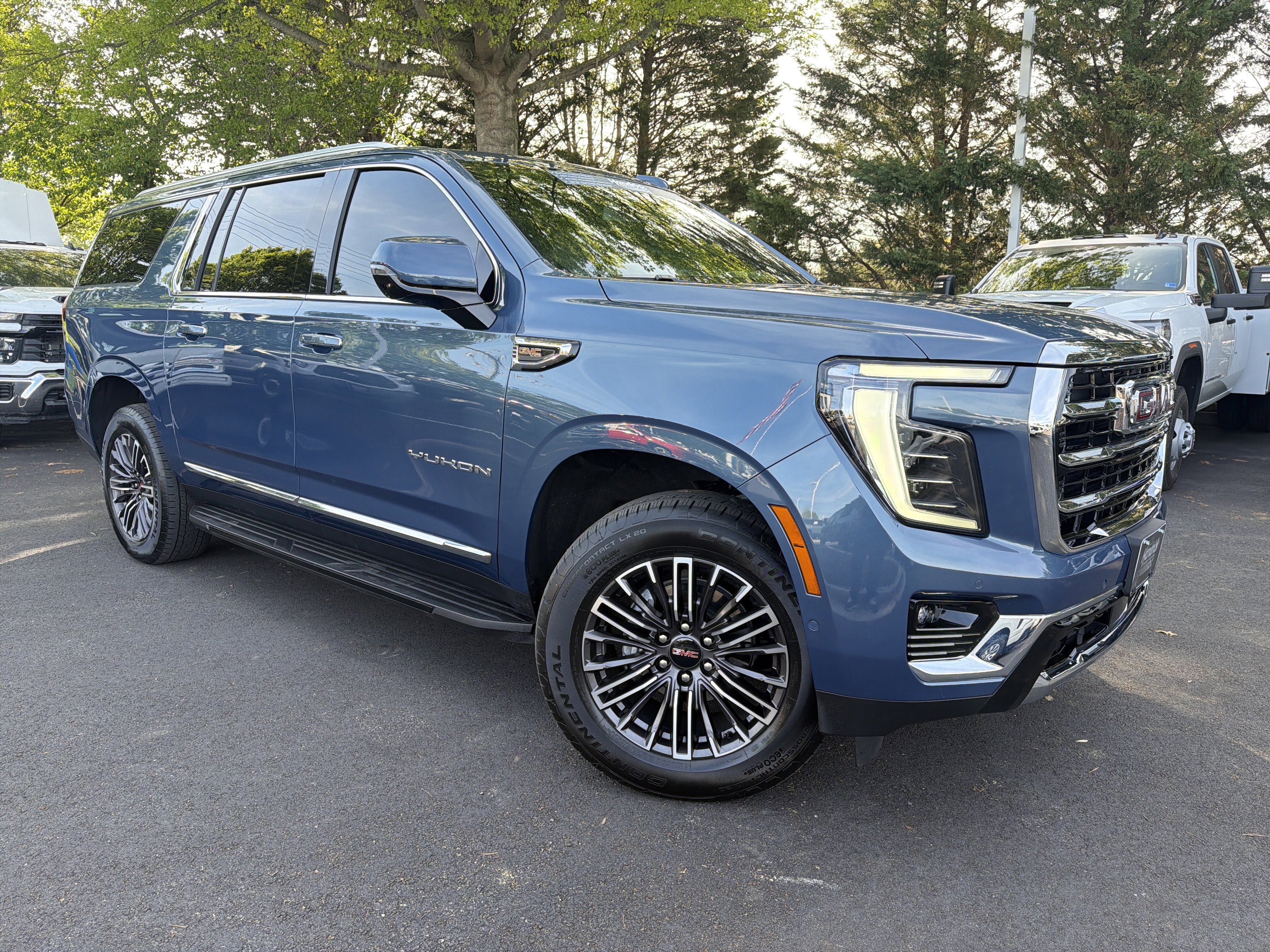 Used 2026 GMC Yukon XL Elevation image 2