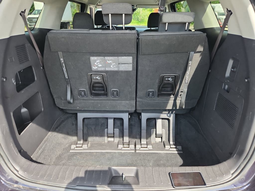 Used 2023 Kia Carnival LX image 45