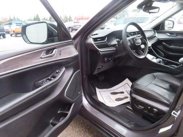 Used 2023 Jeep Grand Cherokee L Limited AWD/4WD image 17